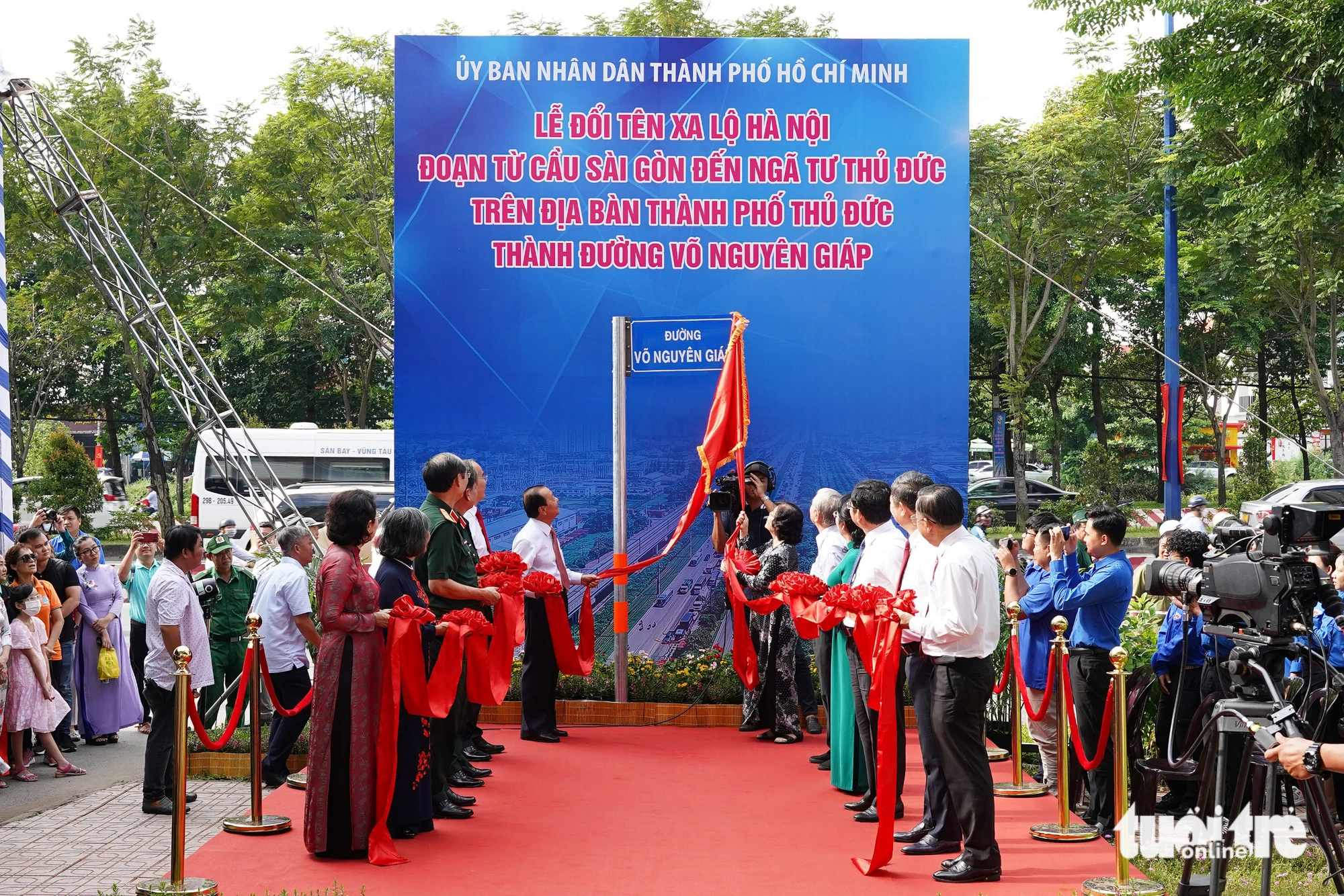Các đại biểu thực hiện nghi thức đổi tên đường, chính thức gắn biển tên đường Võ Nguyên Giáp - Ảnh: THU DUNG