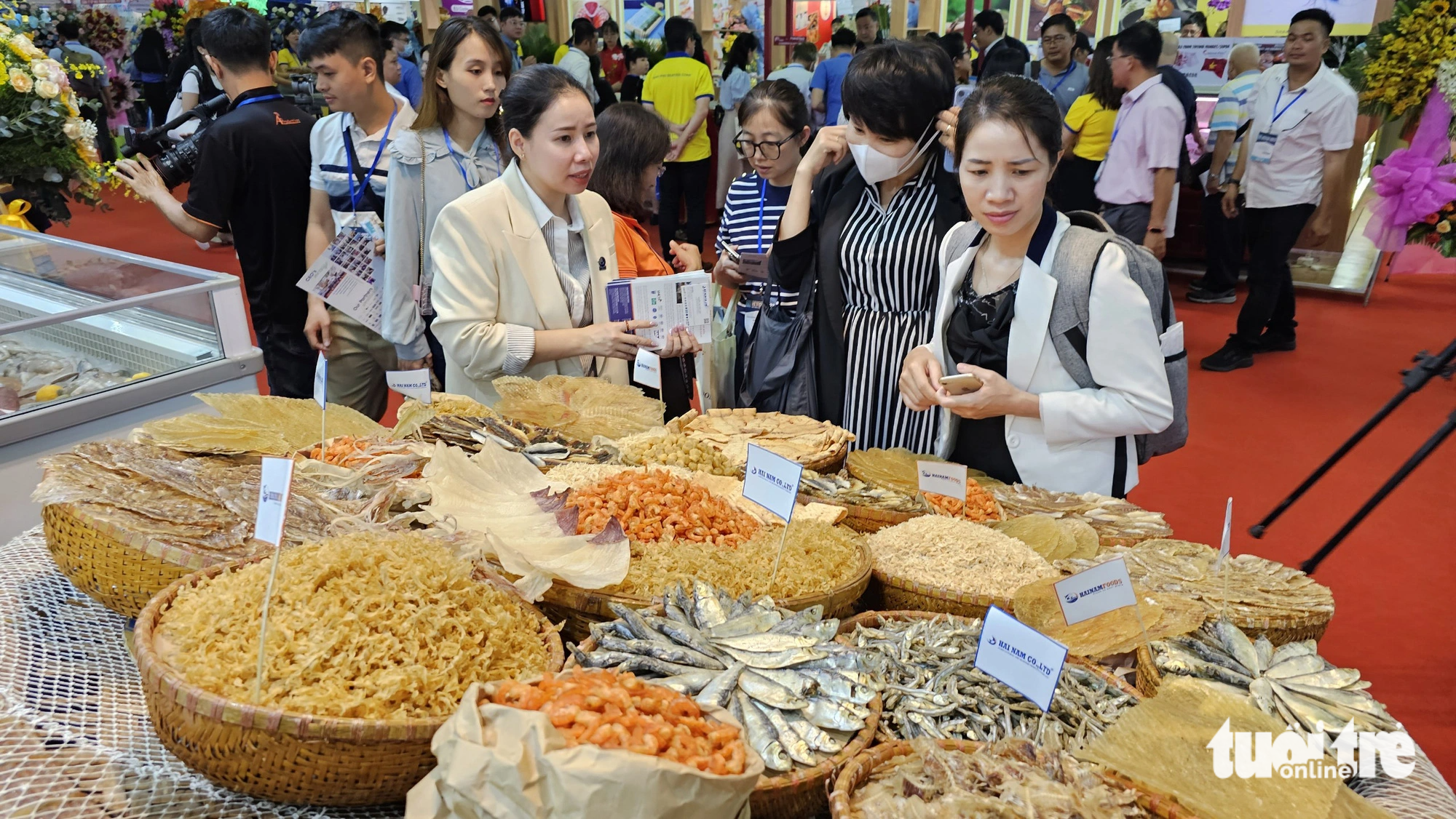 Ngoài thủy hải sản tươi, đa dạng mặt hàng thủy hải sản sơ chế, tinh chế được doanh nghiệp "chào hàng" đến khách - Ảnh: N.TRÍ