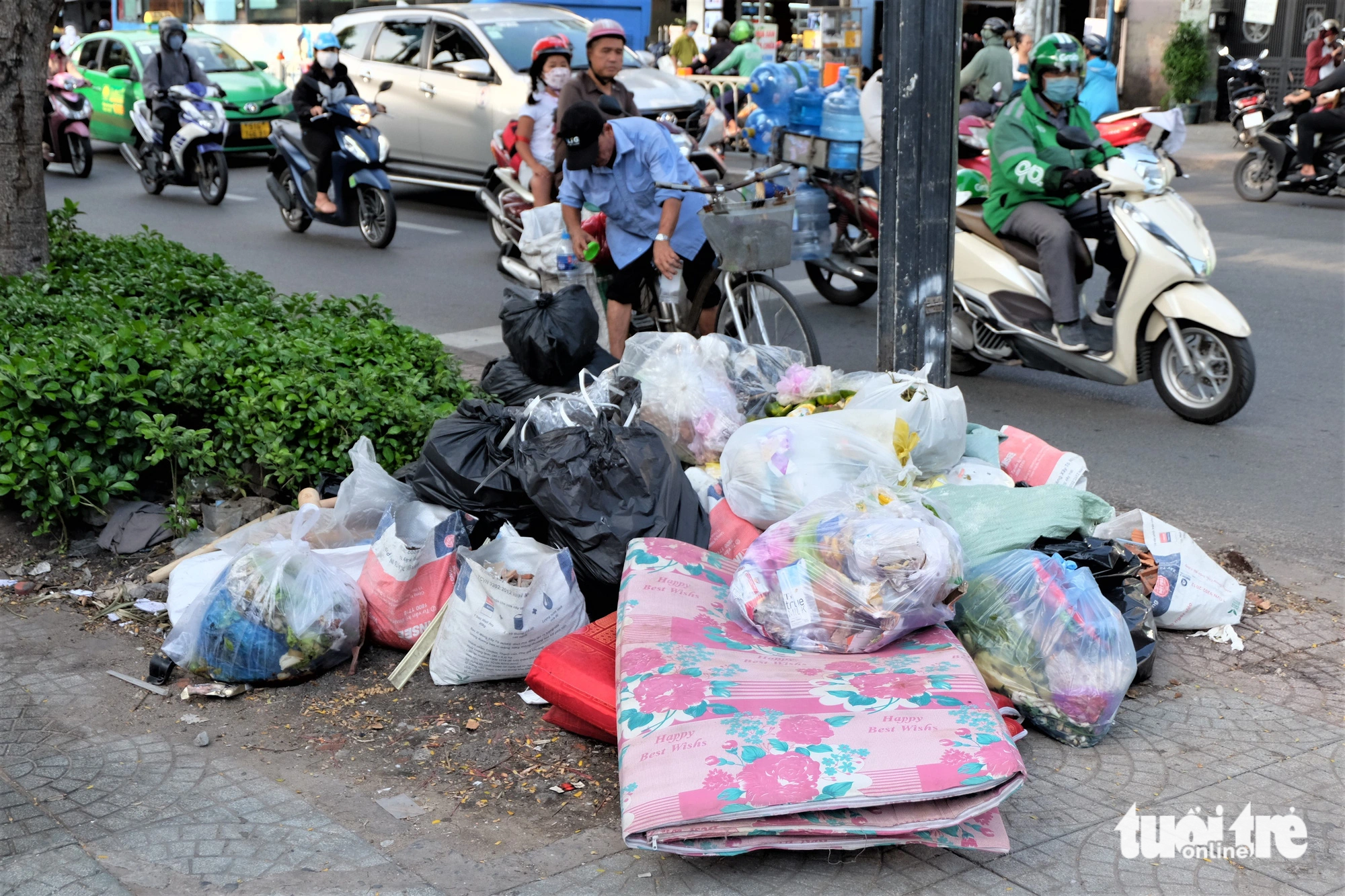 Bãi rác tại cột đèn tín hiệu giao thông trên đường Xô Viết Nghệ Tĩnh, phường 17, quận Bình Thạnh - Ảnh: PHƯƠNG NHI