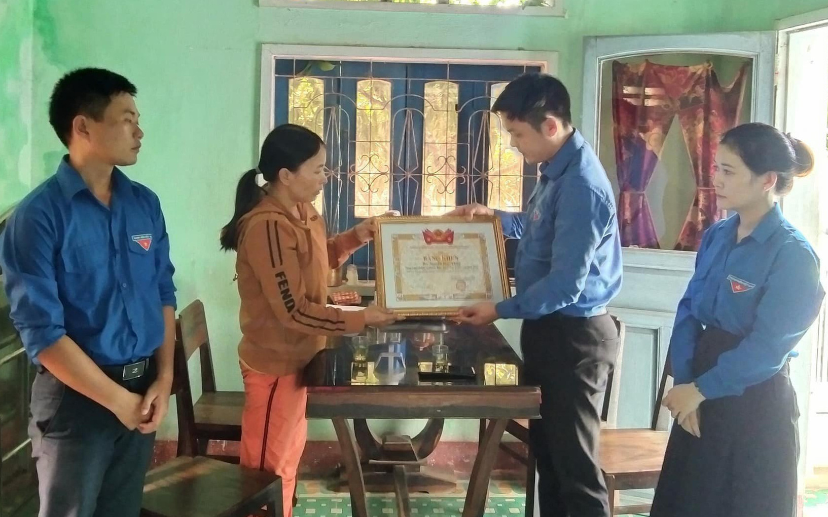 Truy tặng huy hiệu "Tuổi trẻ dũng cảm" cho thanh niên quên mình cứu bạn đuối nước