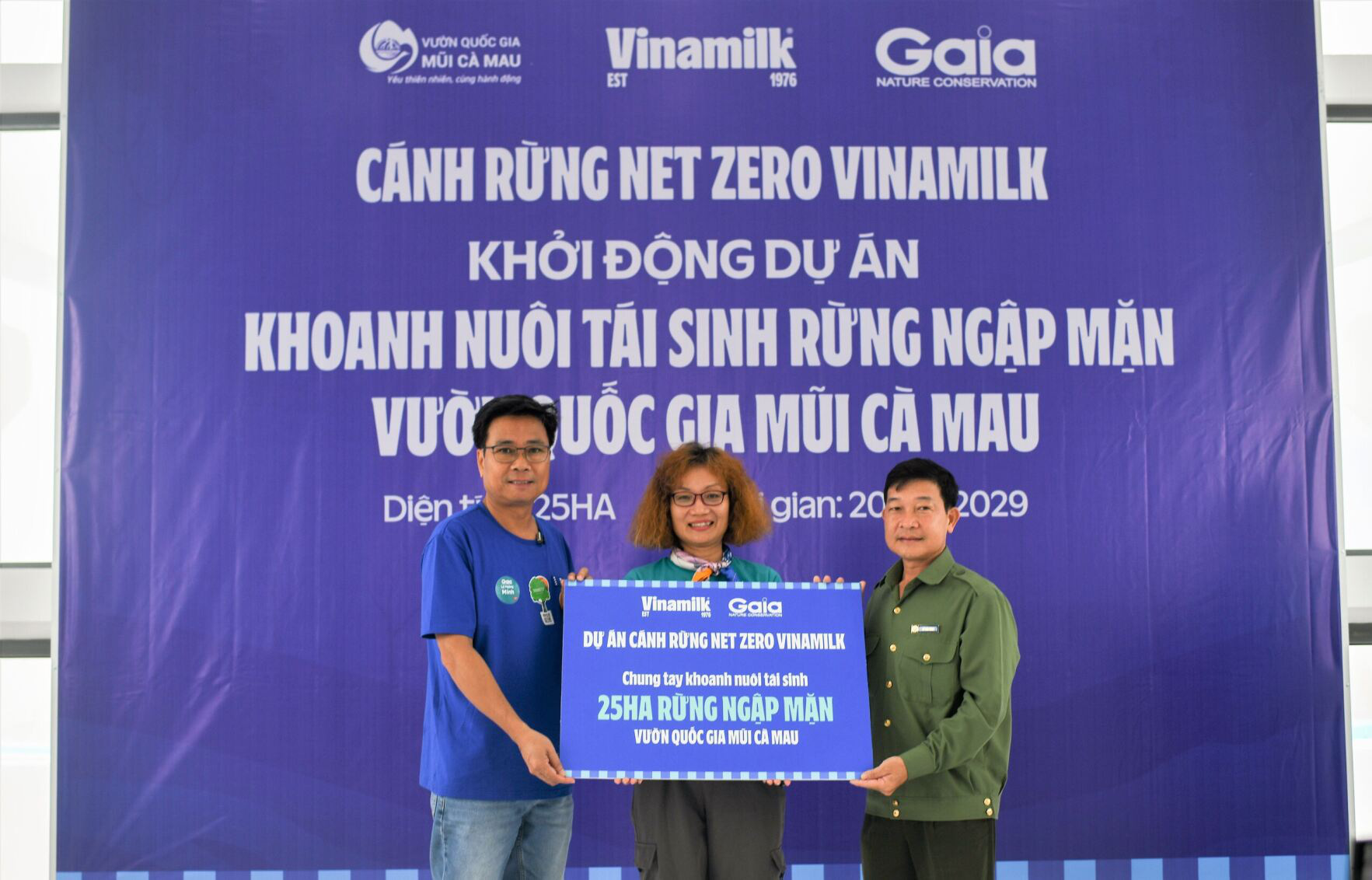Vinamilk đầu tư khoanh nuôi tái sinh 25 hecta rừng ngập mặn ở Cà Mau - Ảnh 1. Ông Lê Hoàng Minh (trái), đại diện Vinamilk, và bà Đỗ Thị Thanh Huyền, đại diện Gaia, trao tượng trưng bảng 25 hecta rừng ngập mặn thuộc dự án "Cánh rừng Net Zero Vinamilk" cho đại diện Vườn quốc gia Mũi Cà Mau - Ảnh: NGUYỄN HIỆU