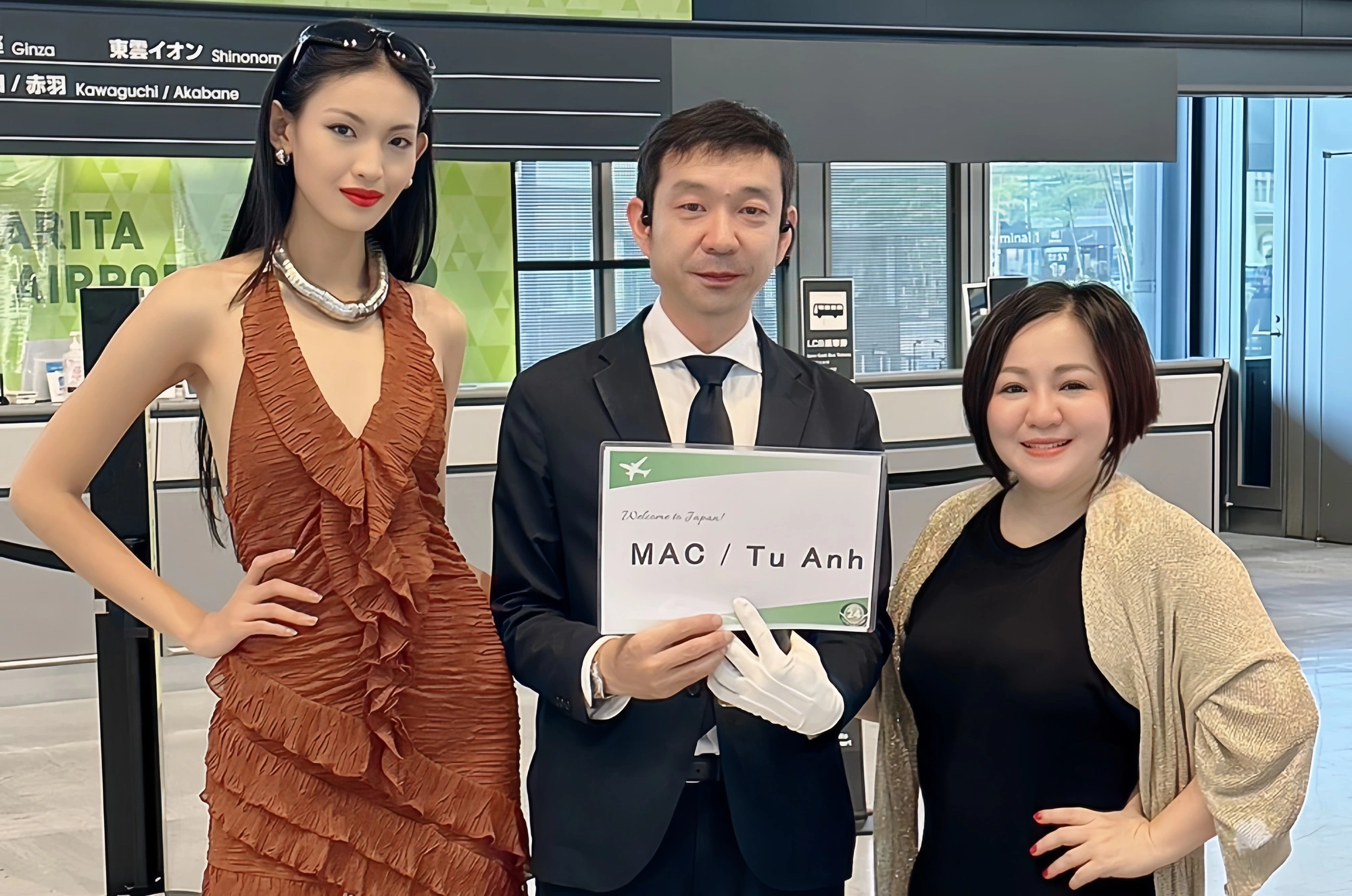 トゥ・アンさんは、ザ・フェイス・ベトナム2023で優勝後初の海外旅行となる（表紙左） - 写真：NVCC