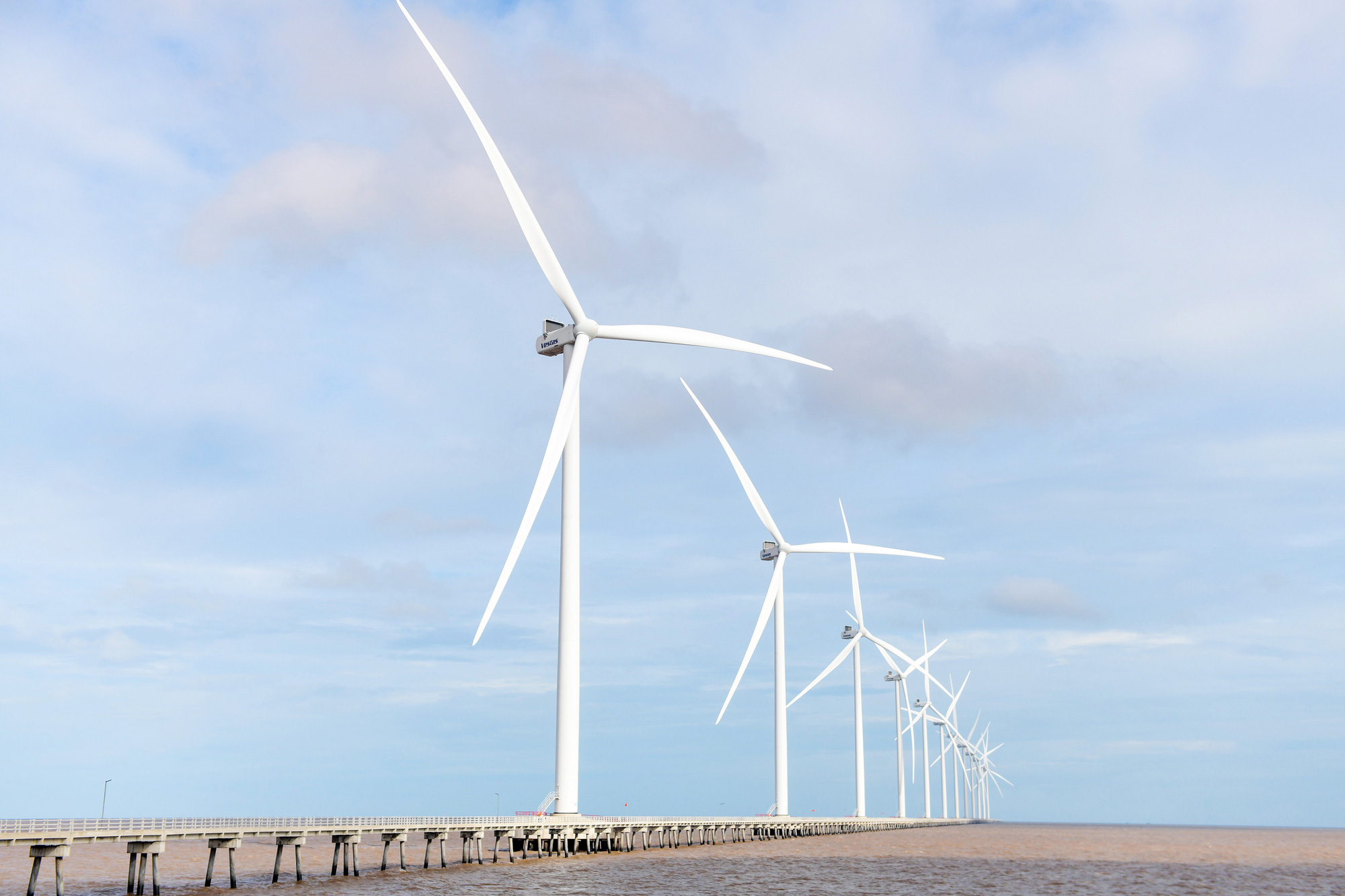 バクリエウ省ホアビン地区の洋上風力発電プロジェクト - 写真: QUANG DINH バクリエウ省ホアビン地区の洋上風力発電プロジェクト - 写真: QUANG DINH