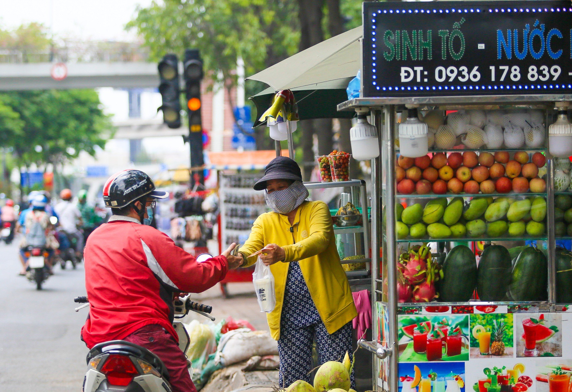 Thời tiết hôm nay 25-8: Nam Bộ mưa rào, Trung Bộ nắng nóng lan rộng - Ảnh 1.