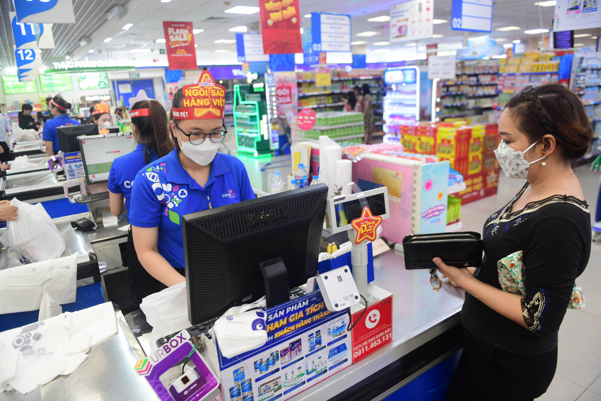 Saigon Co.op xây dựng nhiều chương trình độc quyền, có nhiều ưu đãi lớn để ủng hộ hàng Việt - Ảnh: QUANG ĐỊNH