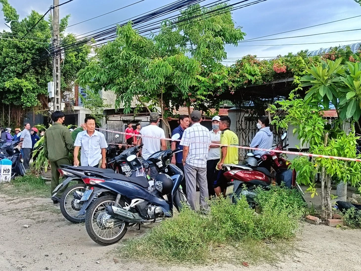 Lực lượng công an phong tỏa hiện trường vụ đầu độc khí CO hôm 23-8 khiến bốn mẹ con tử vong tại Khánh Hòa - Ảnh: TRẦN HOÀI