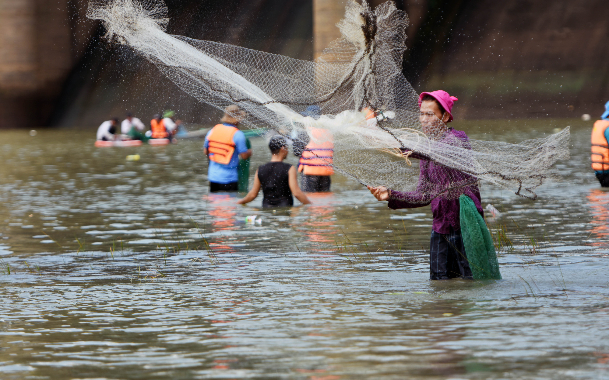 Thủy điện Trị An ngừng xả tràn, cả ngàn người ‘trẩy hội’ bắt cá