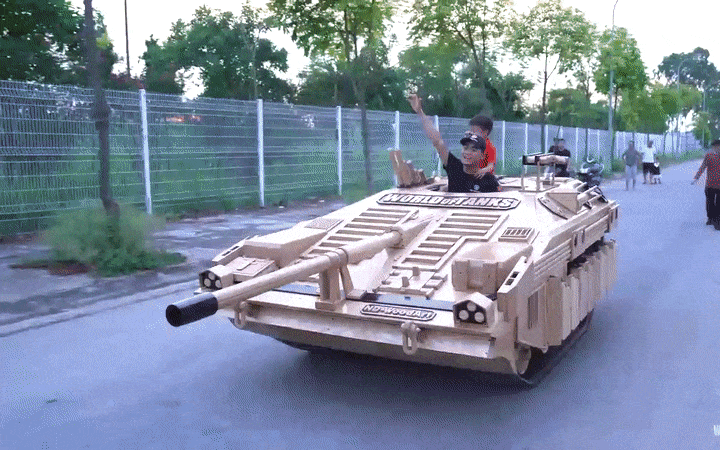 Ông bố Việt Nam làm xe tăng gỗ kích thước thật tặng con gây ấn tượng mạnh với báo nước ngoài