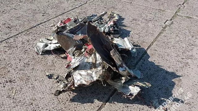 Mảnh vỡ của chiếc drone bị lực lượng phòng không Nga bắn hạ rạng sáng 26-8 - Ảnh: RIA NOVOSTI
