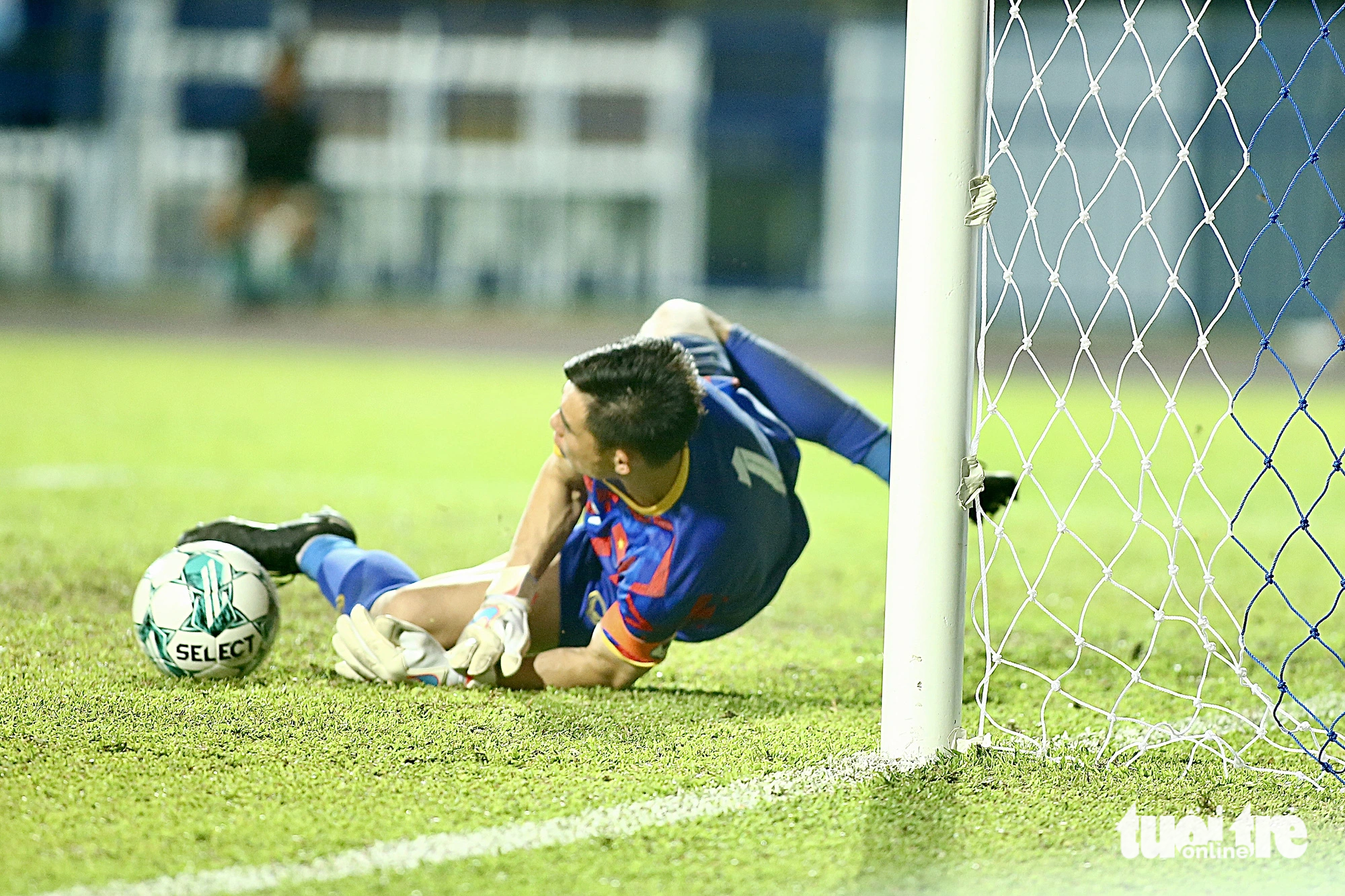 Pha cản phá thành công của thủ môn Quan Văn Chuẩn đưa U23 Việt Nam đăng quang ở giải U23 Đông Nam Á 2023 - Ảnh: HOÀNG TÙNG