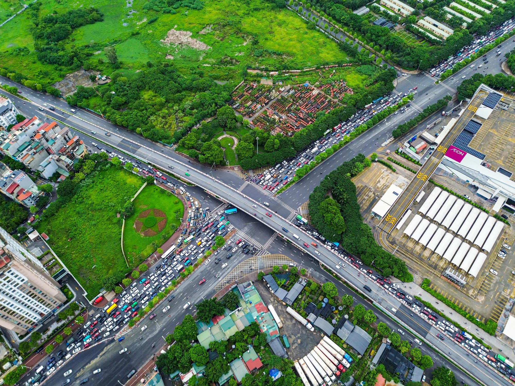 Toàn cảnh nút giao Cổ Linh ùn tắc - Ảnh: HỒNG QUANG