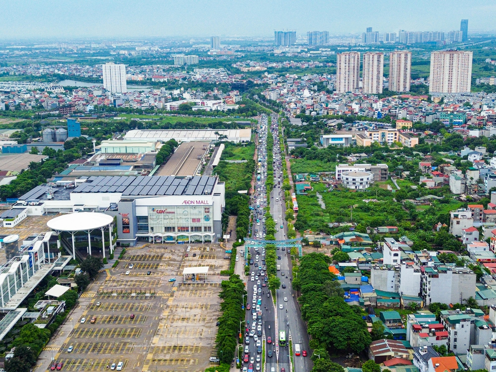 Tình trạng tương tự cũng diễn ra ở phía đường Cổ Linh. Nhu cầu lên cầu vượt thấp, tài xế chủ yếu chờ để rẽ trái vào cầu Vĩnh Tuy.