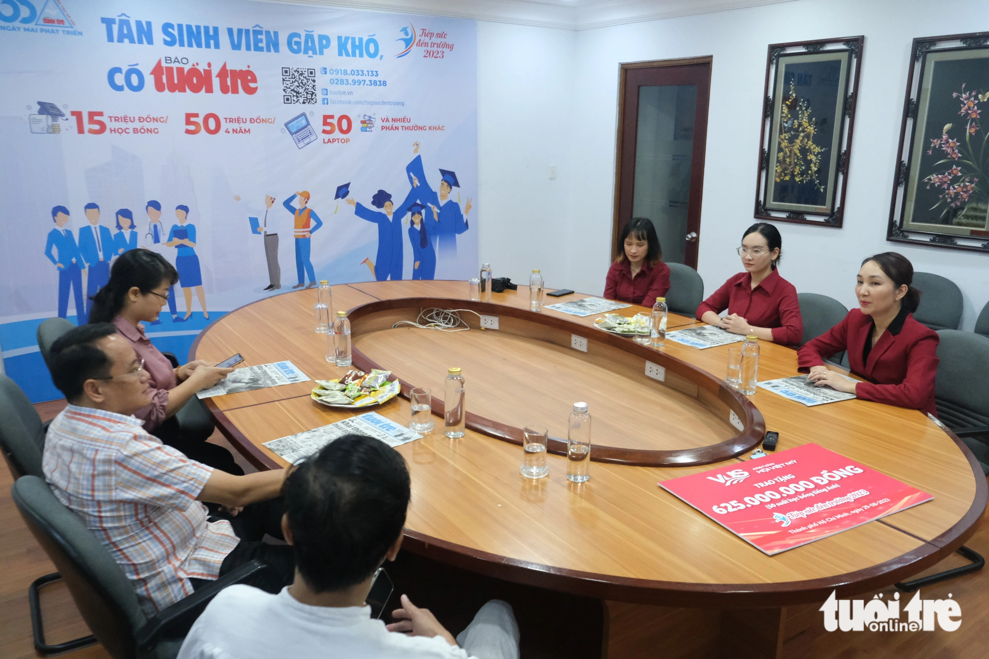 Representative of the Vietnamese American Association (VUS) English System sent 50 English scholarships for IELTS preparation courses within the framework of the School Resilience Program - Photo: NGOC Phong