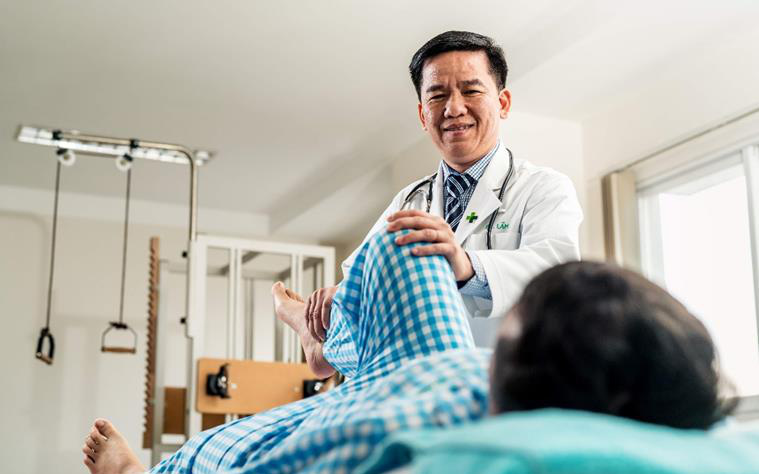 Năm cách làm giảm đau khớp háng tại nhà- Ảnh 2. Bác sĩ hướng dẫn cách phục hồi vận động sau phẫu thuật thay khớp háng nhân tạo