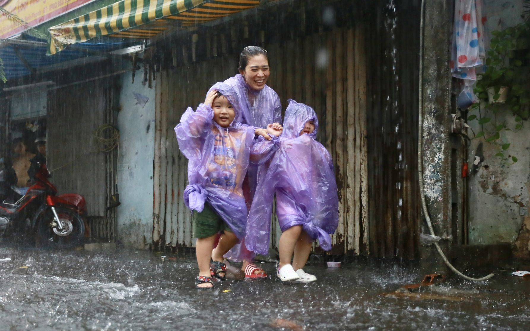 Thời tiết hôm nay 30-8: Trung Bộ, Nam Bộ, Tây Nguyên có mưa diện rộng