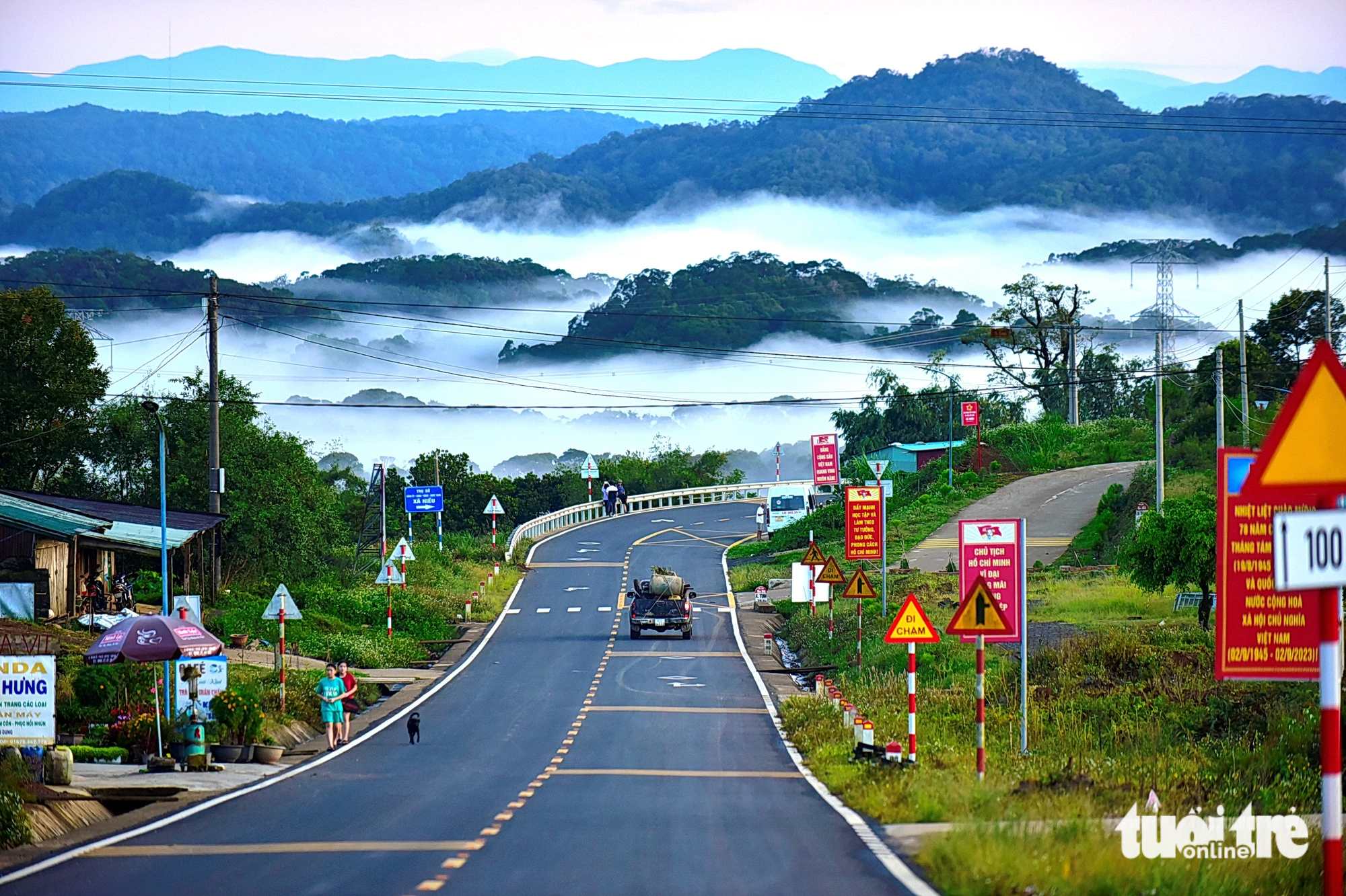 Đường mây trên quốc lộ 24 chụp vào buổi chiều muộn tại khu vực Trường THCS Xã Hiếu, huyện Kon Plông, (tỉnh Kon Tum) - Ảnh: T.T.D.