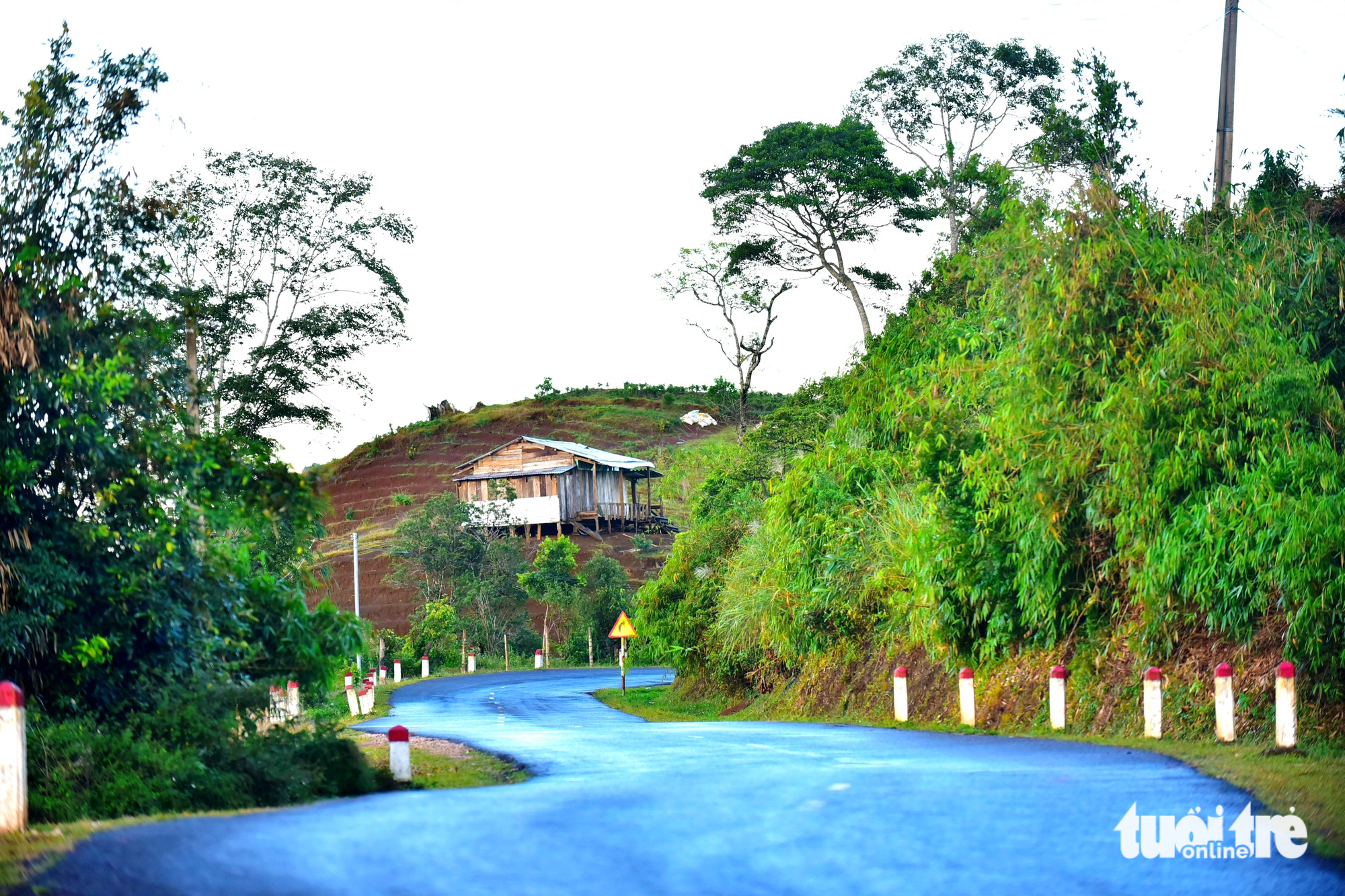 Một căn nhà gỗ thơ mộng bên đường mây nằm trên quốc lộ 24 thuộc huyện Kon Plông, Kon Tum - Ảnh: T.T.D