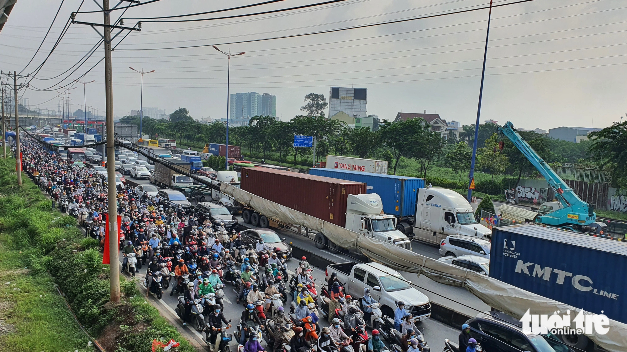 Dòng xe "chôn chân", nối đuôi nhau nhích từng chút vào trung tâm thành phố trên đường Võ Nguyên Giáp, sáng 30-8 - Ảnh: MINH HÒA