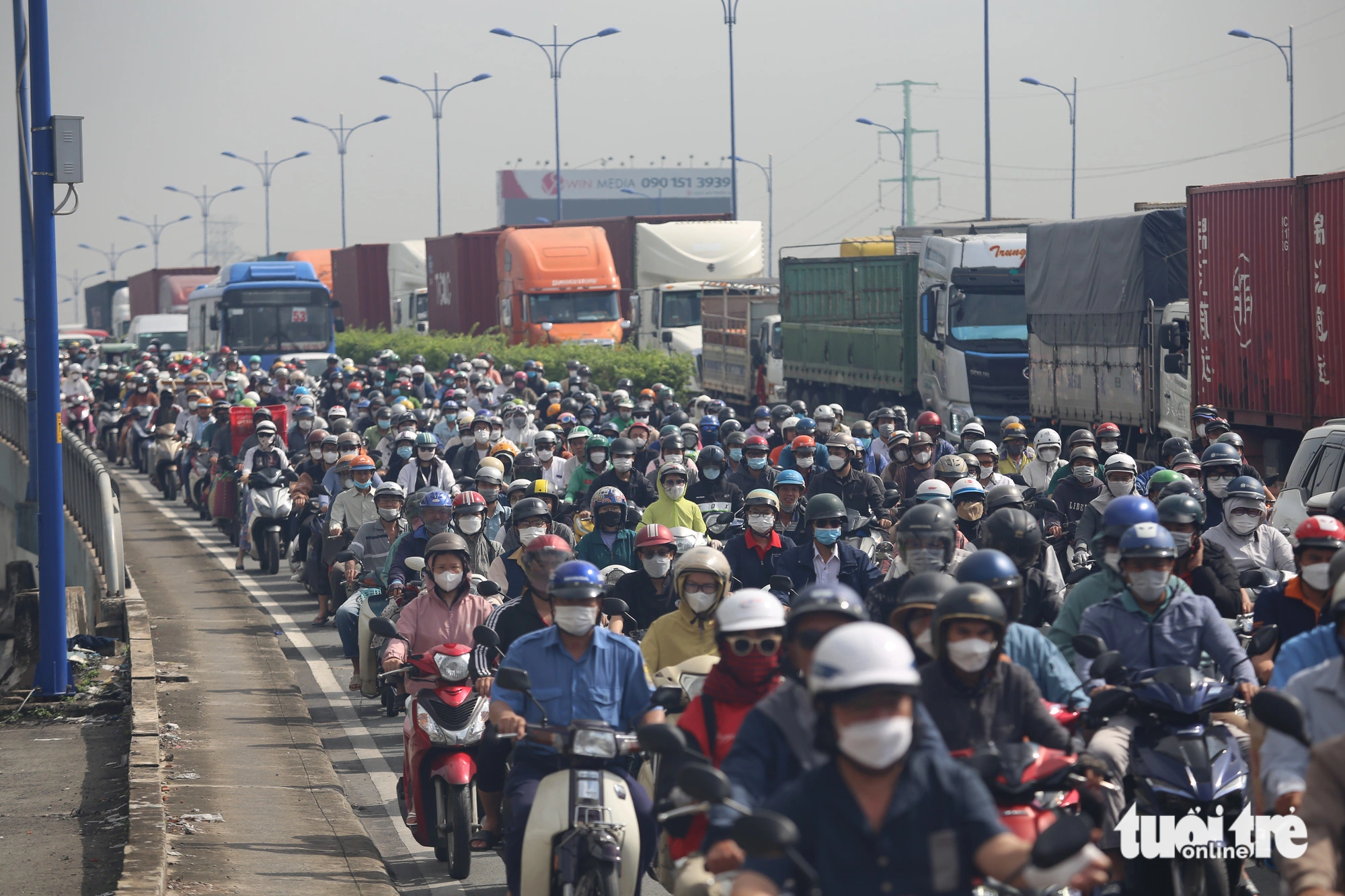 Đoạn ngay cầu Rạch Chiếc thường xuyên xảy ra tình trạng kẹt xe vào các giờ cao điểm buổi sáng - Ảnh: MINH HÒA