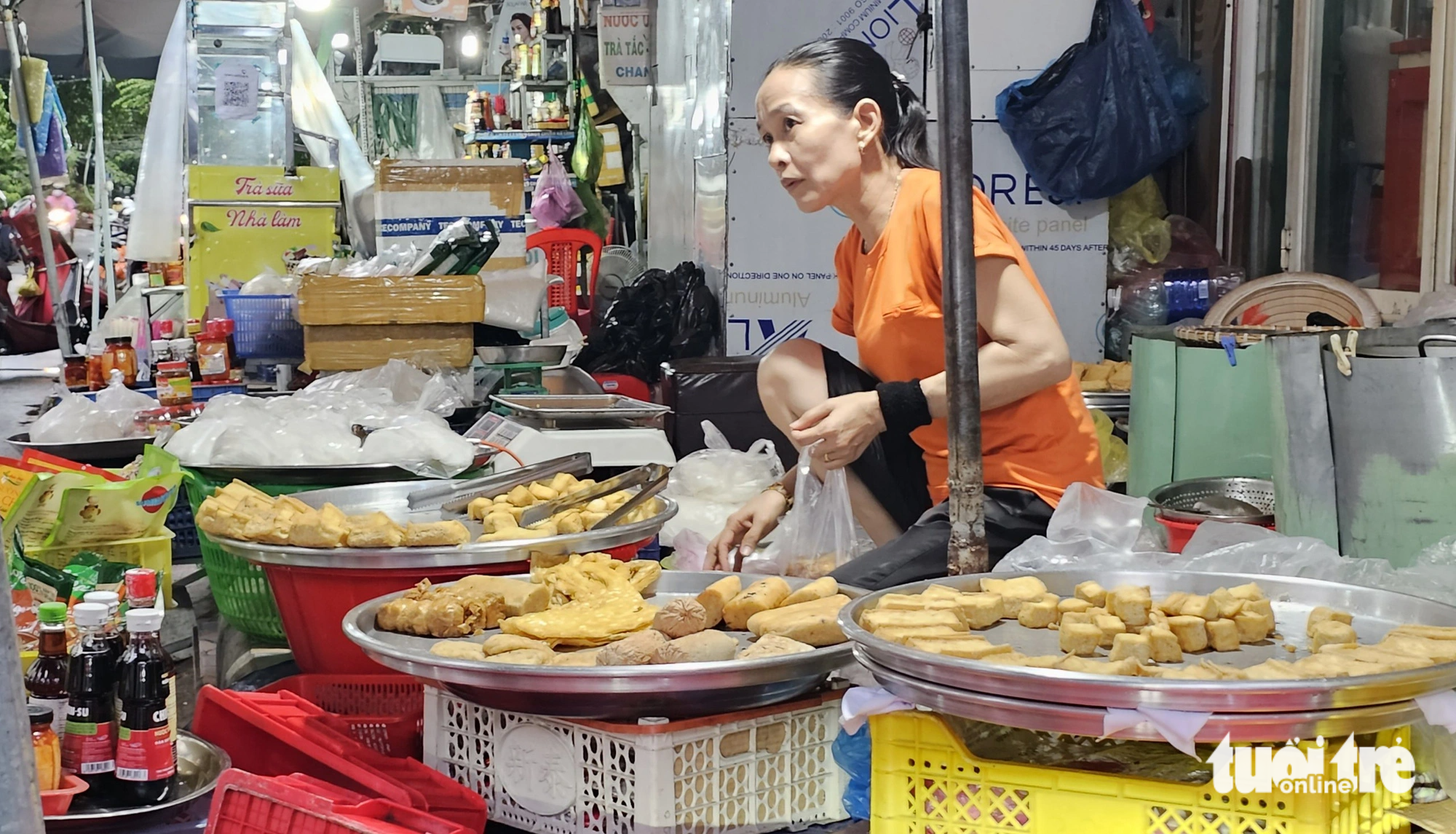 Dịp này, các sản phẩm đồ chay như chả chay, đậu hũ... hút khách, giá tăng nhẹ - Ảnh: N.TRÍ