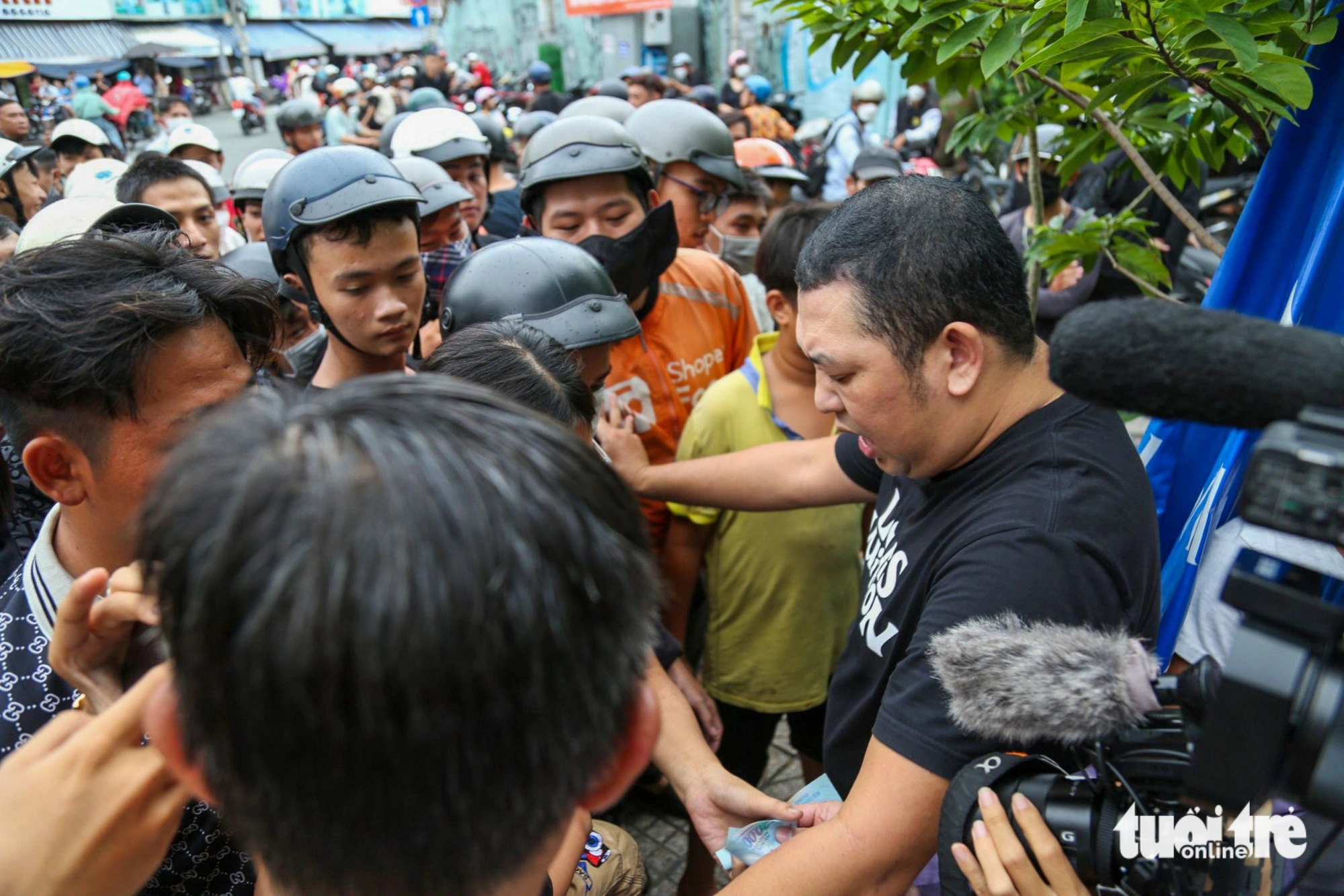 Ban đầu nhóm thanh niên xếp hàng ngay ngắn. Tuy nhiên một lát sau tình trạng hỗn loạn xảy ra khiến gia chủ phải can ngăn tránh mất hết lộc khi chưa cúng xong