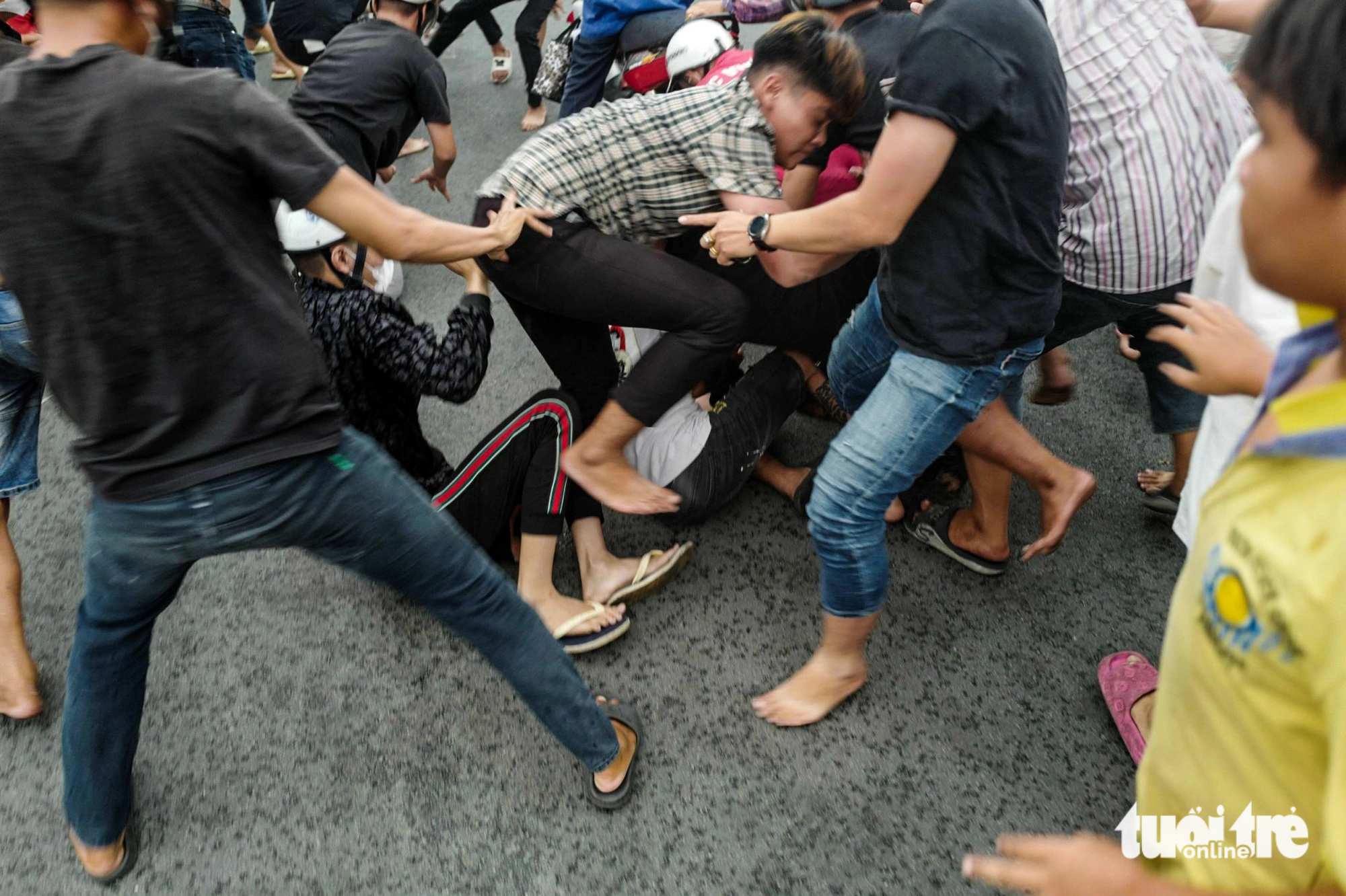 Tình trạng chen lấn, xô đẩy nhau té ngã xảy ra 