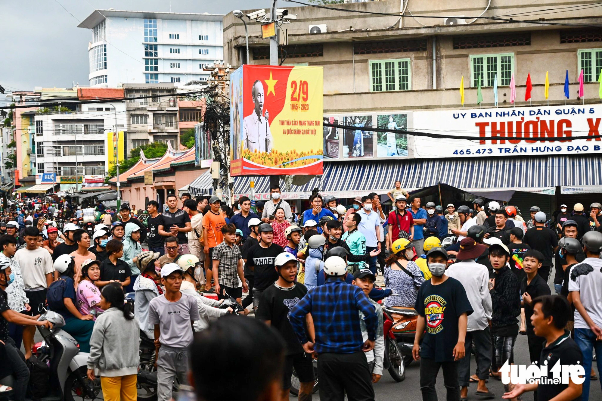 Phong tục "giật cô hồn" thu hút đông đảo người dân tham gia chiều 30-8 khiến khu vực đường Trần Hưng Đạo giao với Phùng Hưng (quận 5) kẹt cứng - Ảnh: PHƯƠNG QUYÊN
