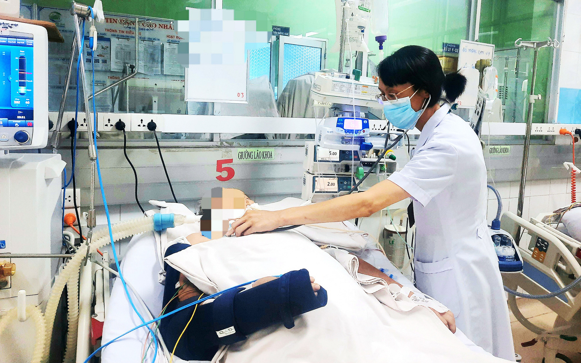 Một phụ nữ nguy kịch sau vết thương đơn giản: Ngạnh cá trê đâm vào tay- Ảnh 2. Chủ quan vết thương nhỏ, nhập viện thở máy do uốn ván