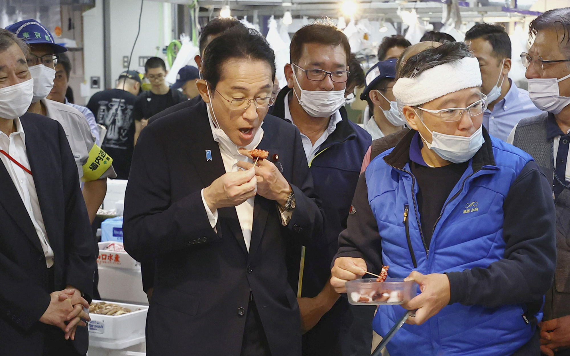 Thủ tướng Nhật Bản hứa "giải cứu" nghề cá sau lệnh cấm từ Trung Quốc