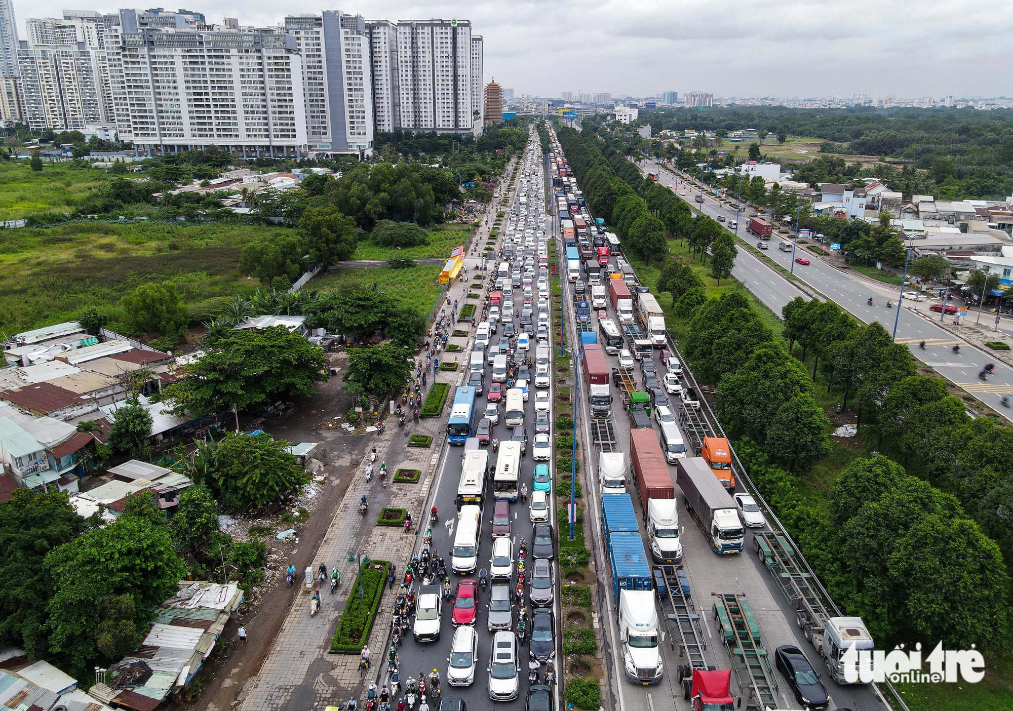 Dù chưa vào ngày nghỉ lễ chính thức nhưng xe cộ đã "chật như nêm" trên đường Mai Chí Thọ (đoạn gần nút giao An Phú) - Ảnh: CHÂU TUẤN