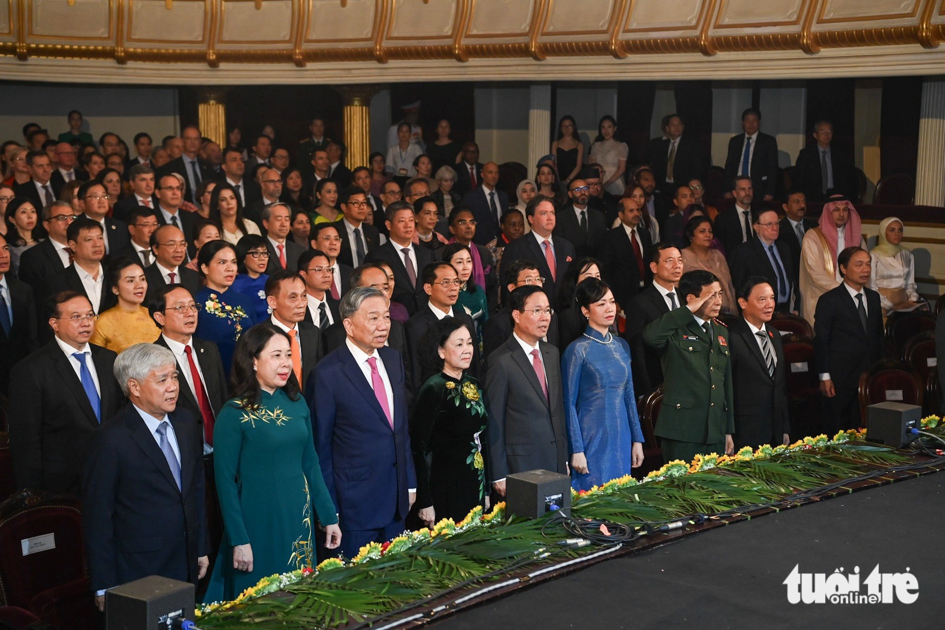 Chủ tịch nước Võ Văn Thưởng và phu nhân cùng các quan chức cấp cao, các nhà ngoại giao nước ngoài làm lễ chào cờ - Ảnh: NGUYỄN KHÁNH