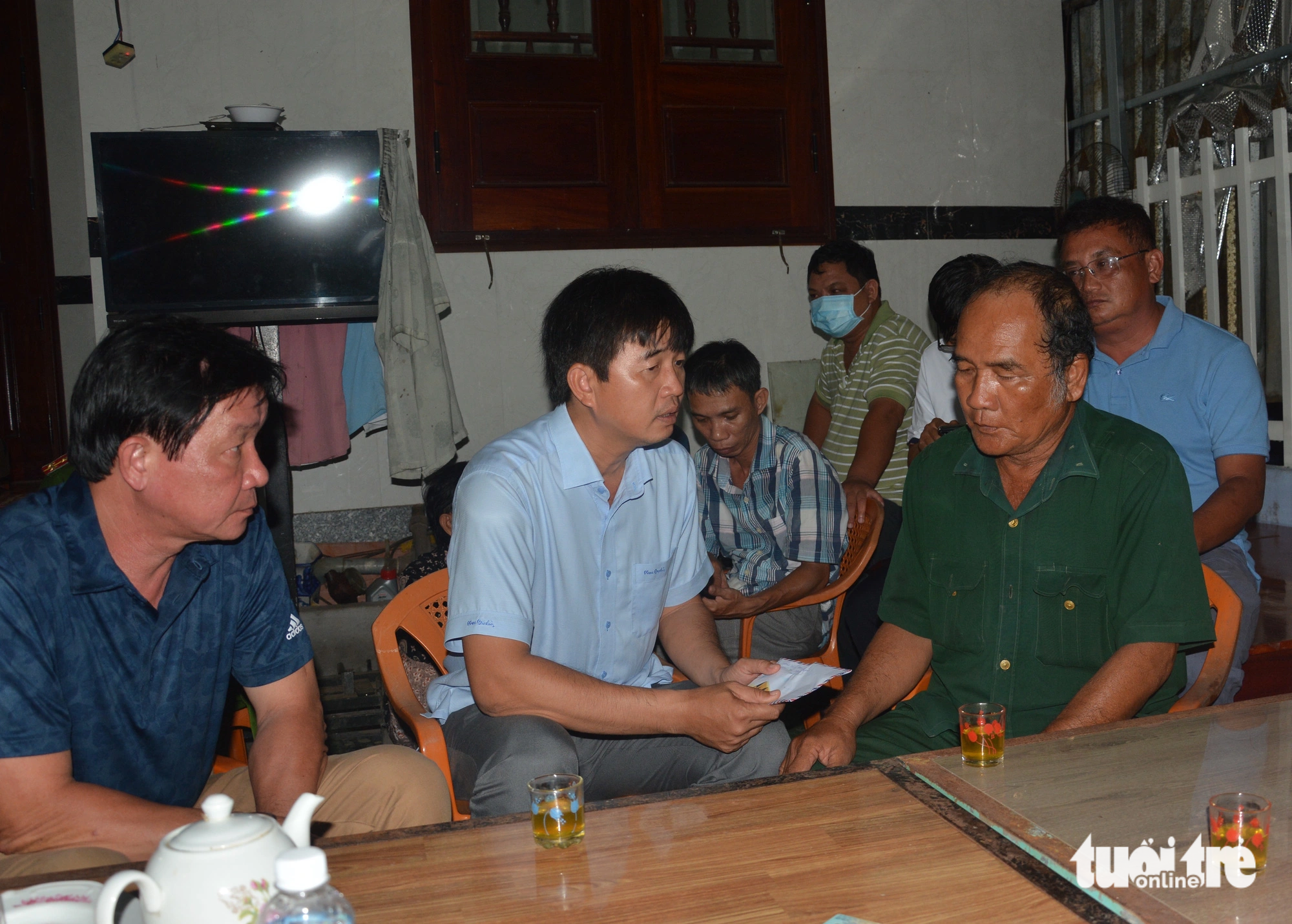 Ông Phan Nguyễn Hoàng Tân - chủ tịch UBND TP Phan Thiết (giữa) - thăm hỏi, động viên thân nhân anh Nguyễn Hữu Đốn - Ảnh: ĐỨC TRONG