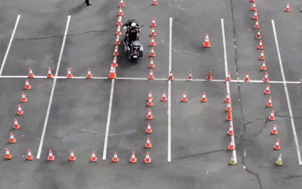 Cảnh sát thể hiện khả năng lái mô tô đáng kinh ngạc trong bài thi sa hình cực khó