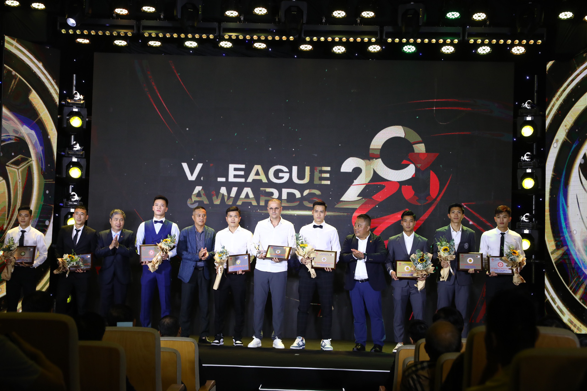 Hoàng Đức là Cầu thủ xuất sắc nhất V-League 2023 - Ảnh 3.