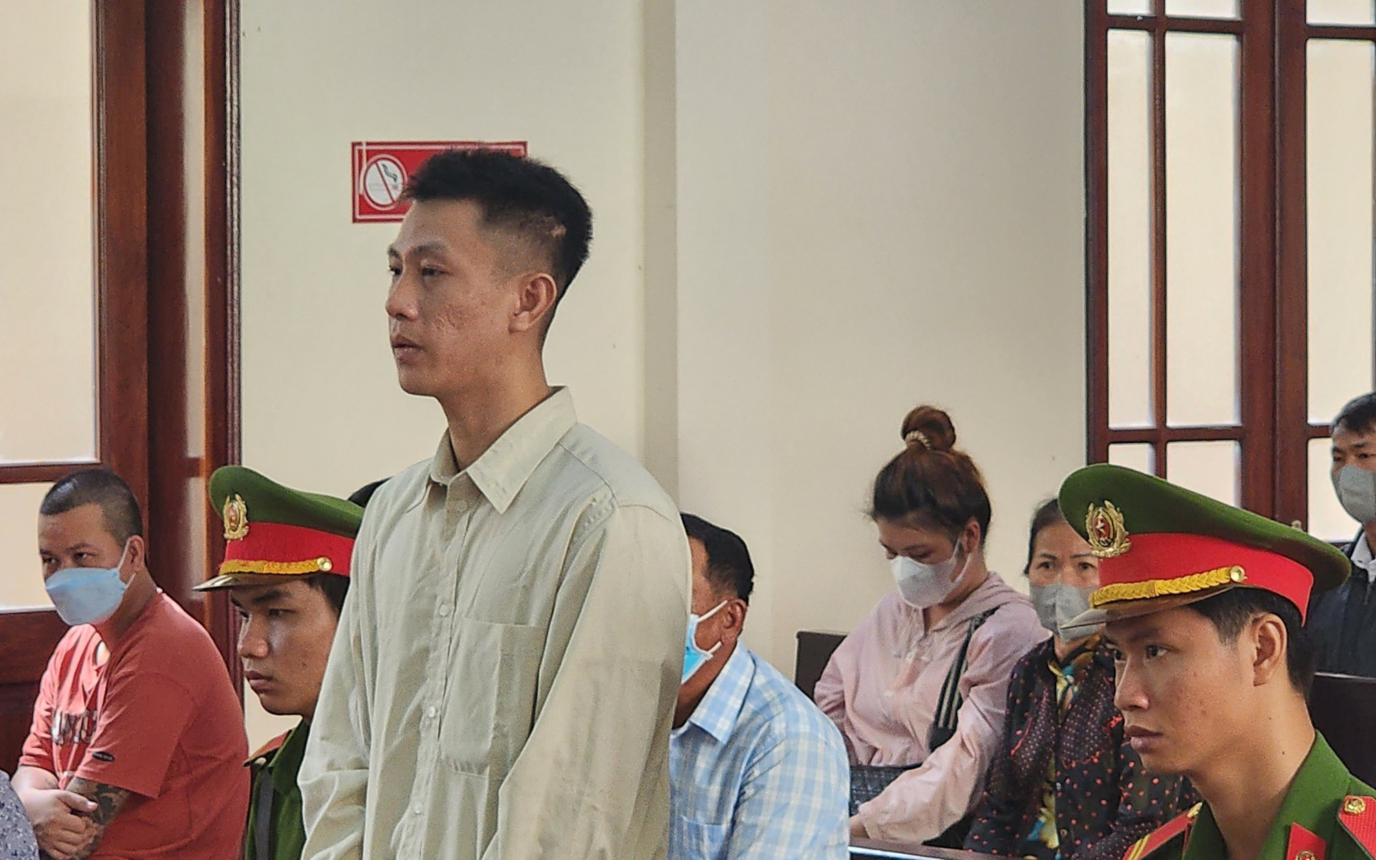 Đùa giỡn rồi thành quạu, thanh niên đâm bạn nhậu trong quán karaoke- Ảnh 2. Đâm chết bạn nhậu, lãnh 16 năm tù