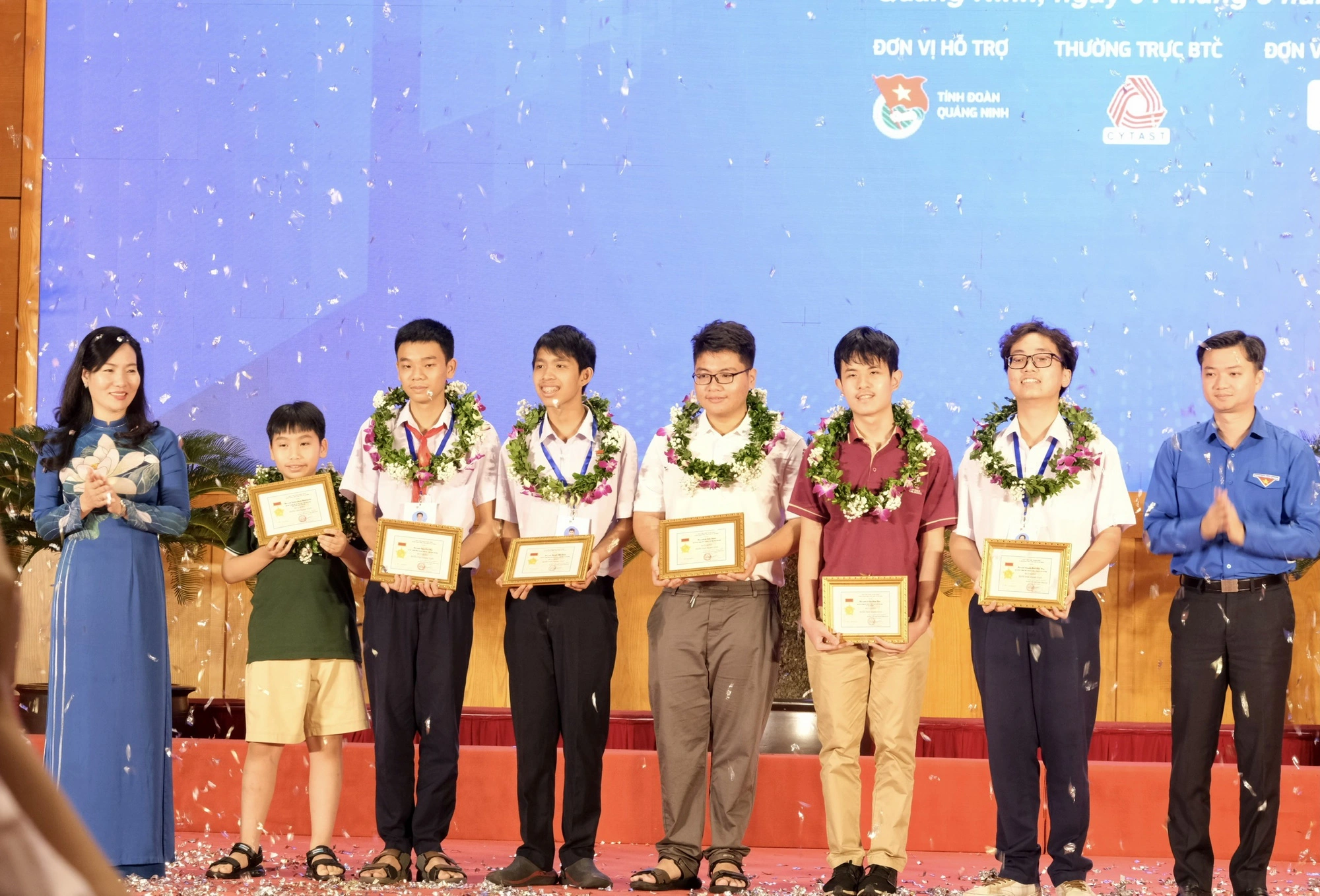 6 thí sinh đoạt giải nhất hội thi Tin học trẻ toàn quốc - Ảnh: HÀ THANH
