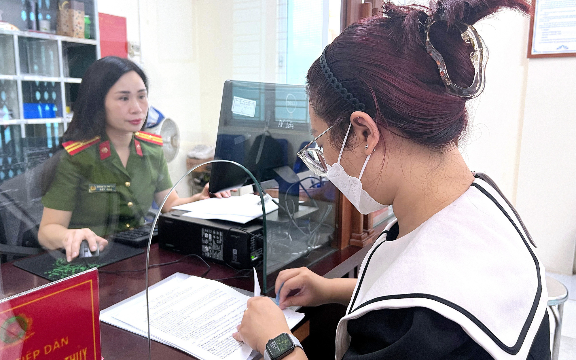 Trầy trật xác nhận cư trú cho con đi học: Phải chuyển chỗ ở sang Bến Tre để con kịp tựu trường- Ảnh 4. Xác nhận cư trú online: Khổ vì không có tờ khai mẫu, hệ thống liên tục báo lỗi...