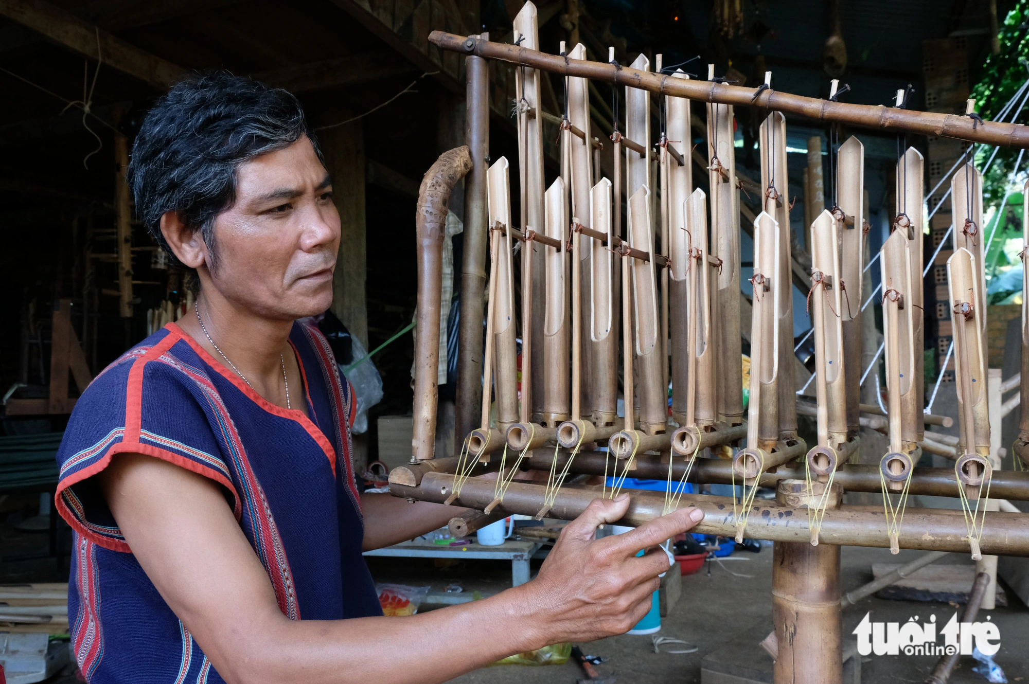 Mất nhiều tháng nghệ nhân người Jrai mới tạo ra được cây đàn hoàn thiện - Ảnh: ĐÌNH CƯƠNG