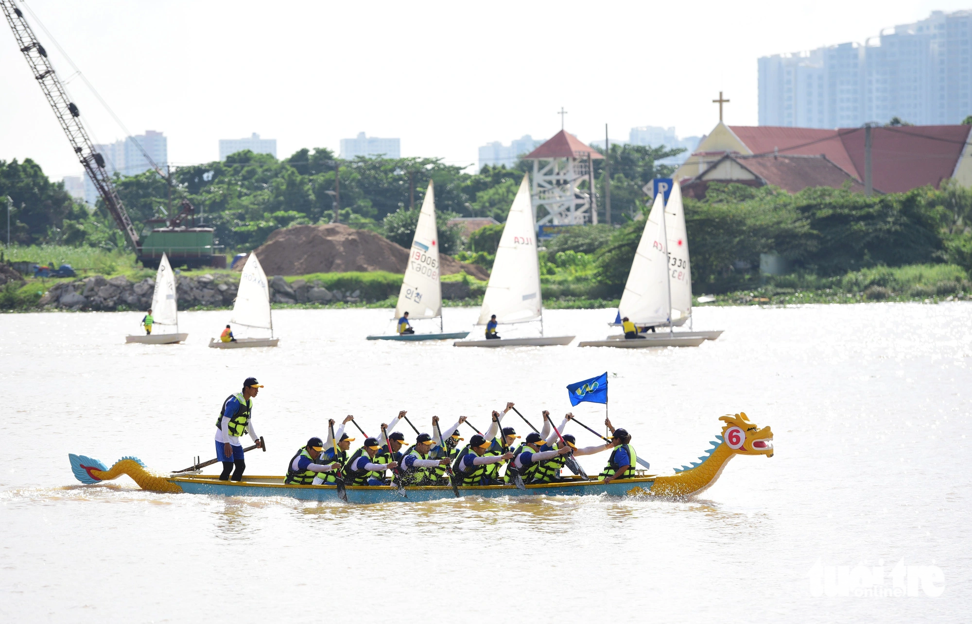 Lễ hội Sông nước: Đua thuyền, lướt ván khuấy động sông Sài Gòn - Ảnh 7.