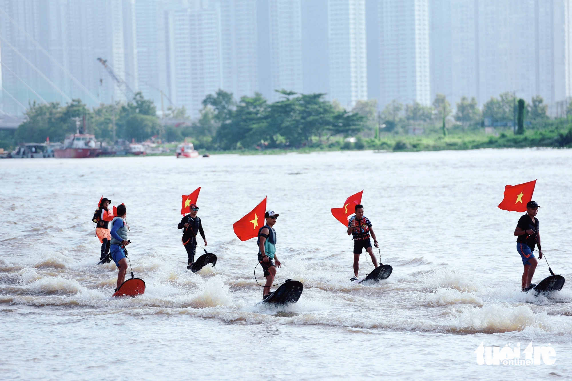 Lễ hội Sông nước: Đua thuyền, lướt ván khuấy động sông Sài Gòn - Ảnh 10.