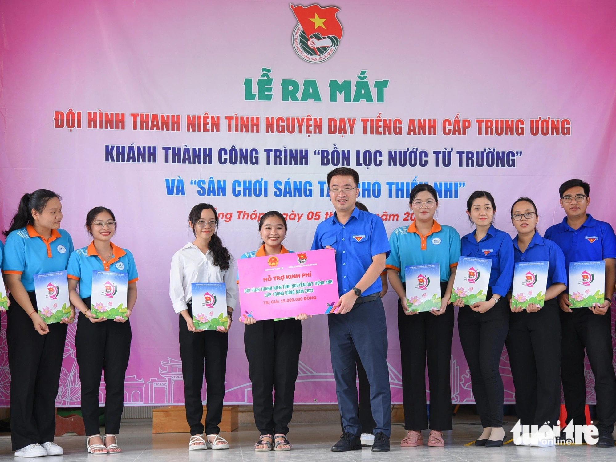 Bí thư Trung ương Đoàn Nguyễn Tường Lâm trao tặng kinh phí cho đội thanh niên tình nguyện dạy tiếng Anh miễn phí cho học sinh - Ảnh: ĐẶNG TUYẾT