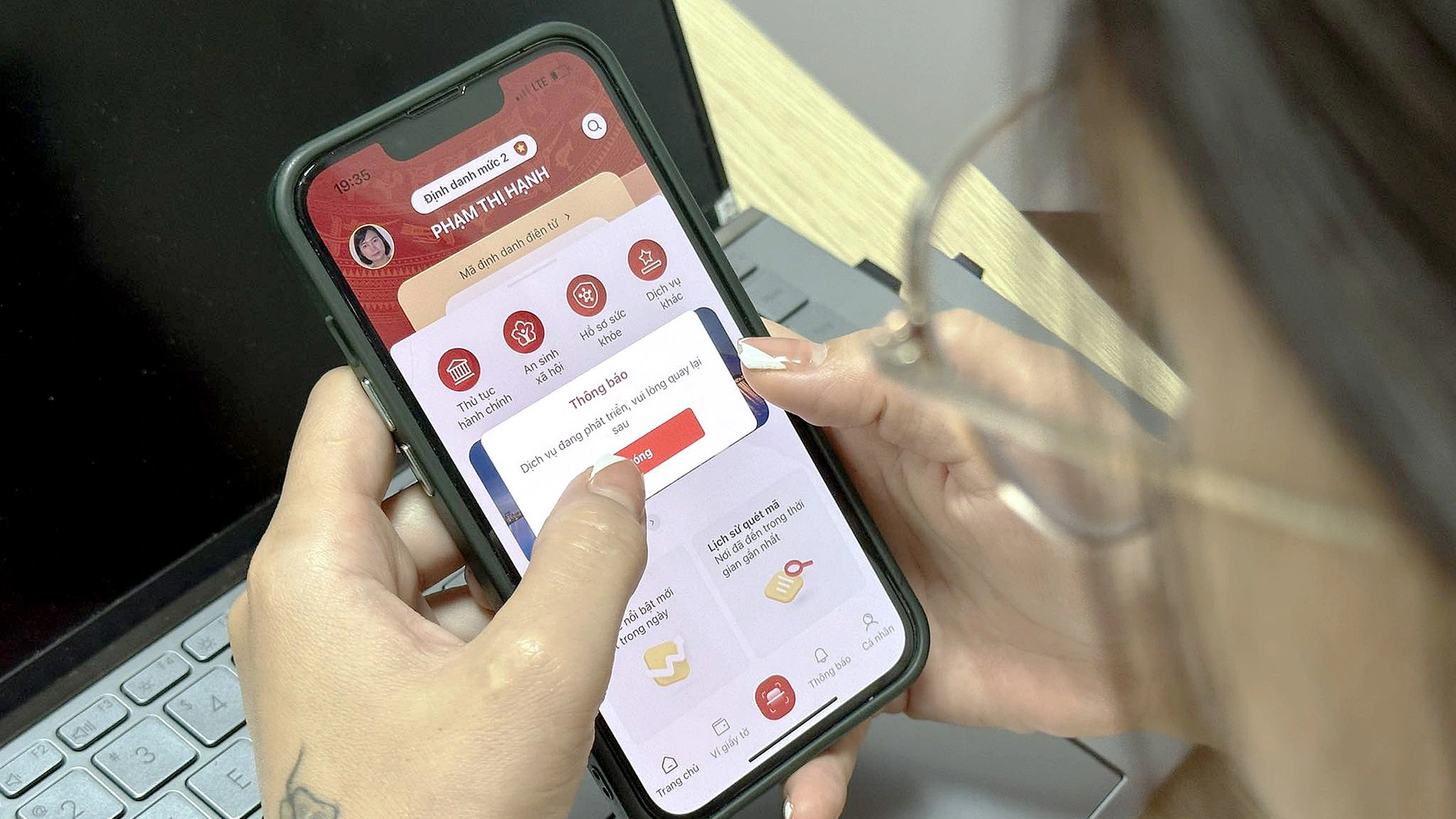 Vì sao không thể đăng nhập VNeID? - Ảnh 1. Người dân thực hiện thao tác đăng nhập VNeID trên điện thoại - Ảnh: T.CHUNG