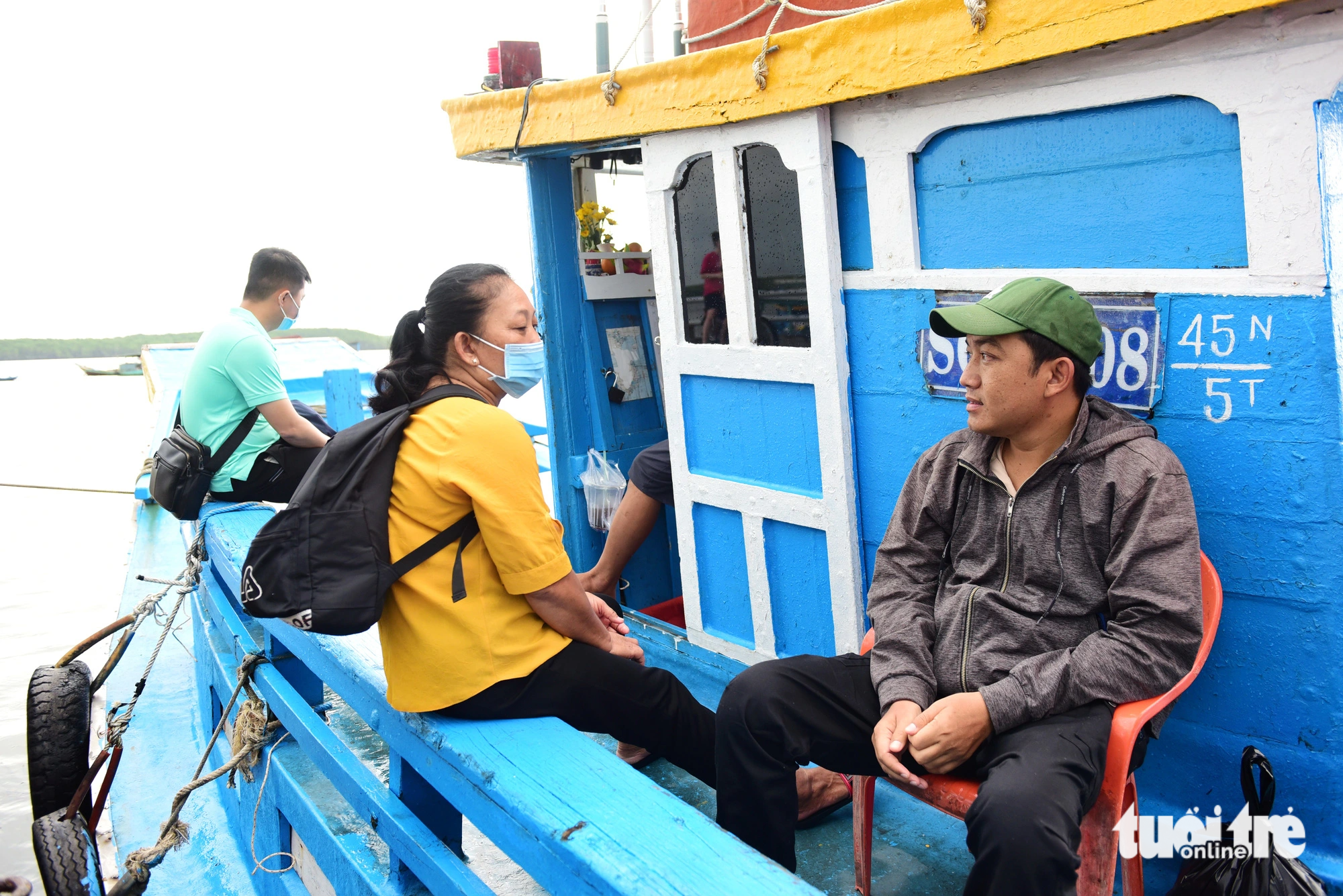 Hai mẹ con anh Tài bắt chuyến đò cuối ngày từ xã đảo Thạnh An sang thị trấn Cần Thạnh để ở trọ qua đêm