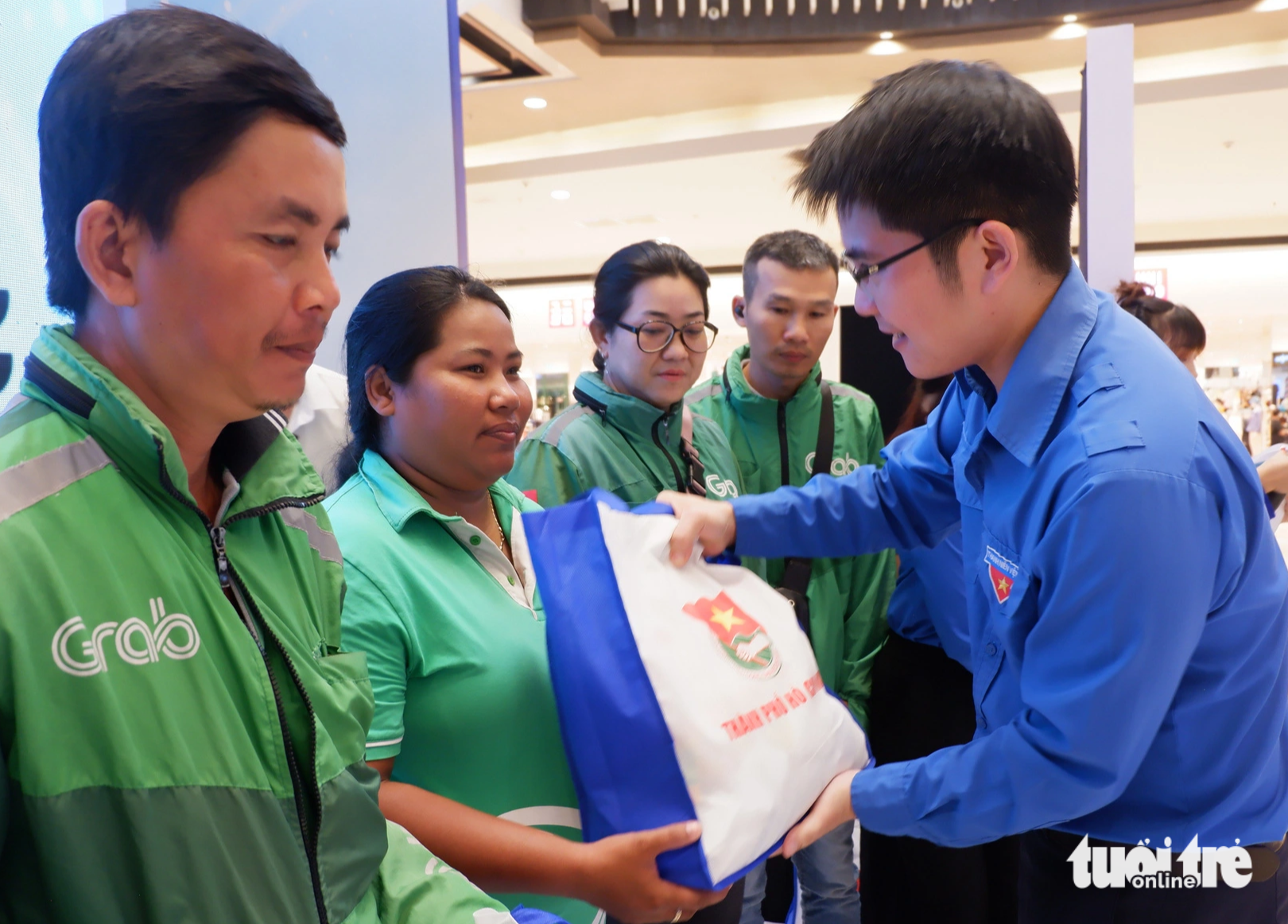 Bí thư Quận Đoàn Bình Tân Nguyễn Lê Trung Hiếu tặng quà đến tài xế công nghệ - Ảnh: K.ANH