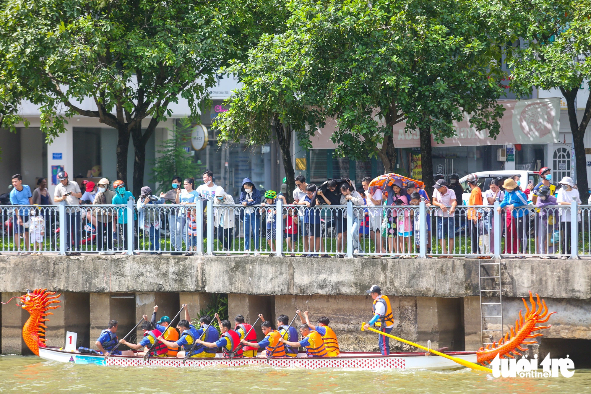 Người dân TP.HCM mê trải nghiệm Lễ hội sông nước cuối tuần - Ảnh 1.
