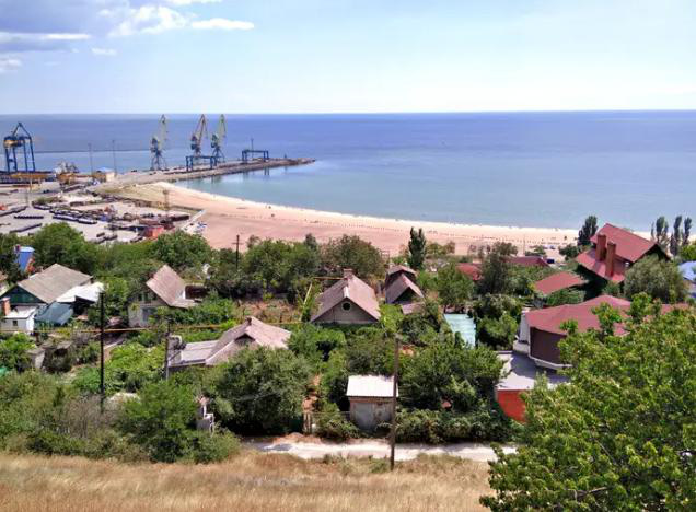 Quang cảnh bờ biển Azov, ngôi làng và cảng biển Mariupol - Ảnh: BUSINESS INSIDER