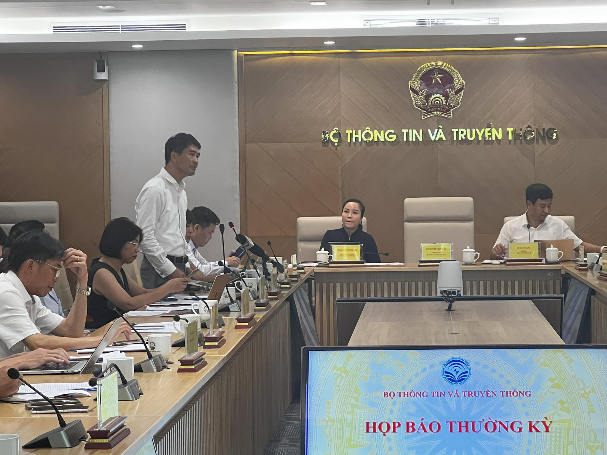 Mới rà soát xử lý được 20% giấy tờ thuê bao cá nhân đứng tên nhiều SIM di động - Ảnh 1. Ông Nguyễn Phong Nhã, phó cục trưởng Cục Viễn thông, cho biết bộ đã chỉ đạo các nhà mạng triển khai biện pháp chấn chỉnh thông tin cá nhân thuê bao di động - Ảnh: THANH HÀ