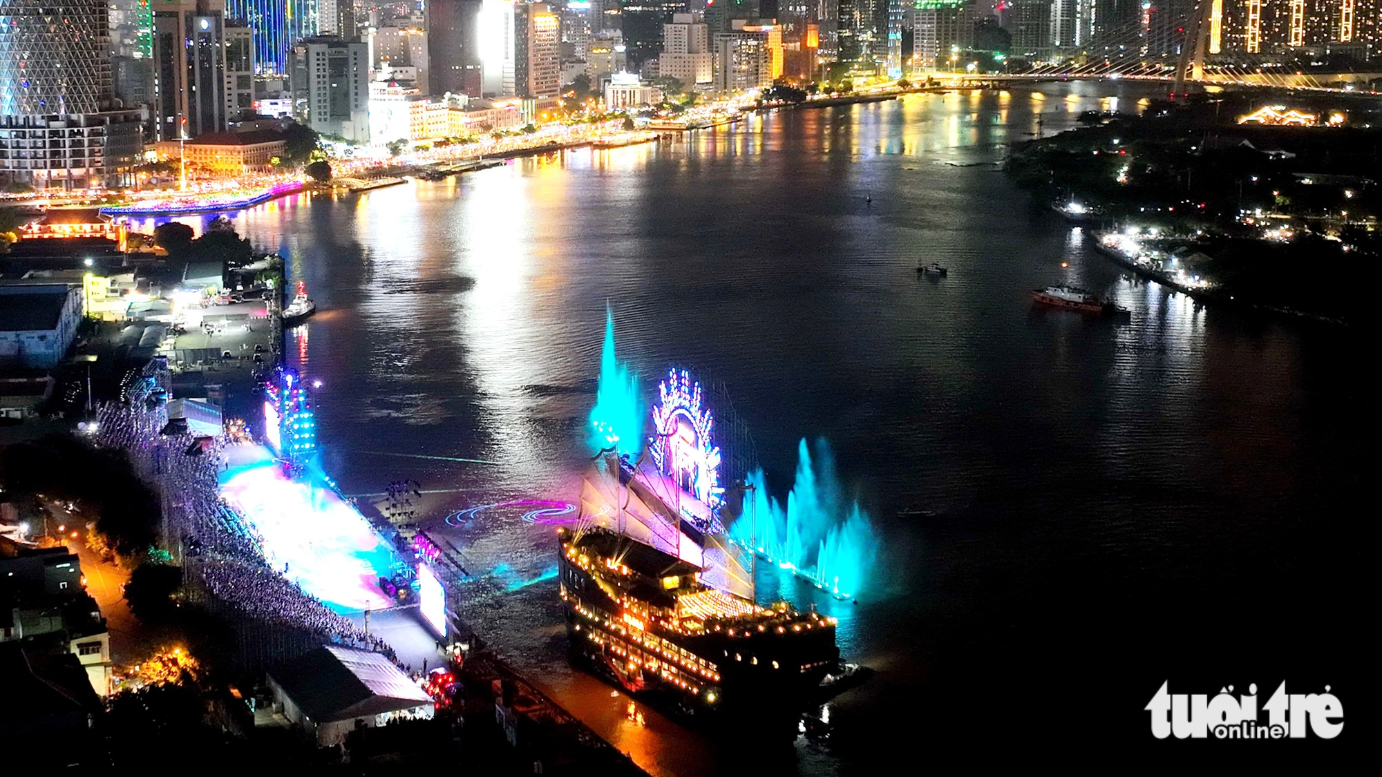 Toàn cảnh Lễ hội sông nước TP.HCM lần thứ nhất năm 2023, ảnh chụp tối 6-8 - Ảnh: THANH TRÍ