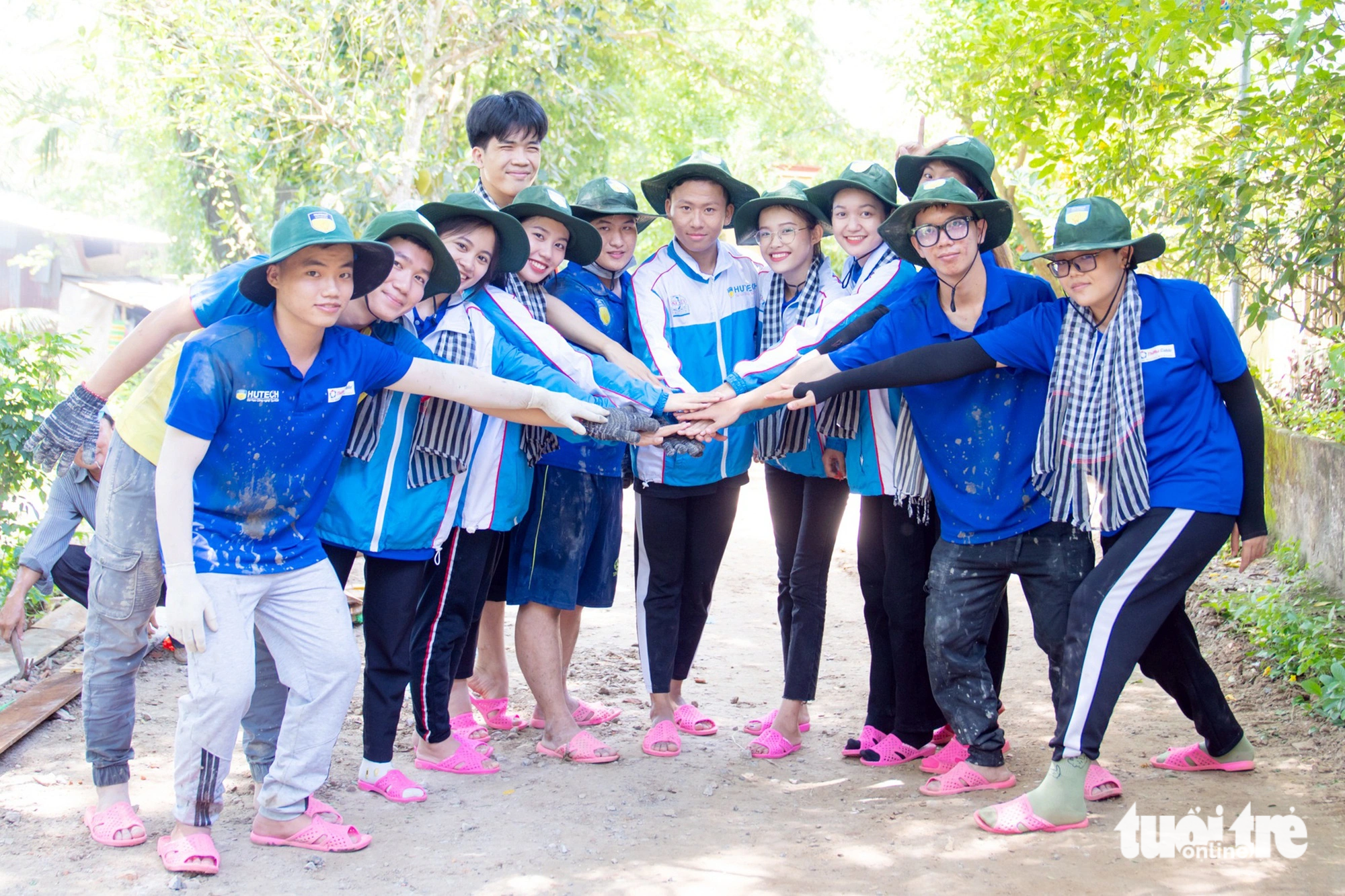 Group of student volunteers Green Summer Ho Chi Minh City University of Technology - Photo: CT