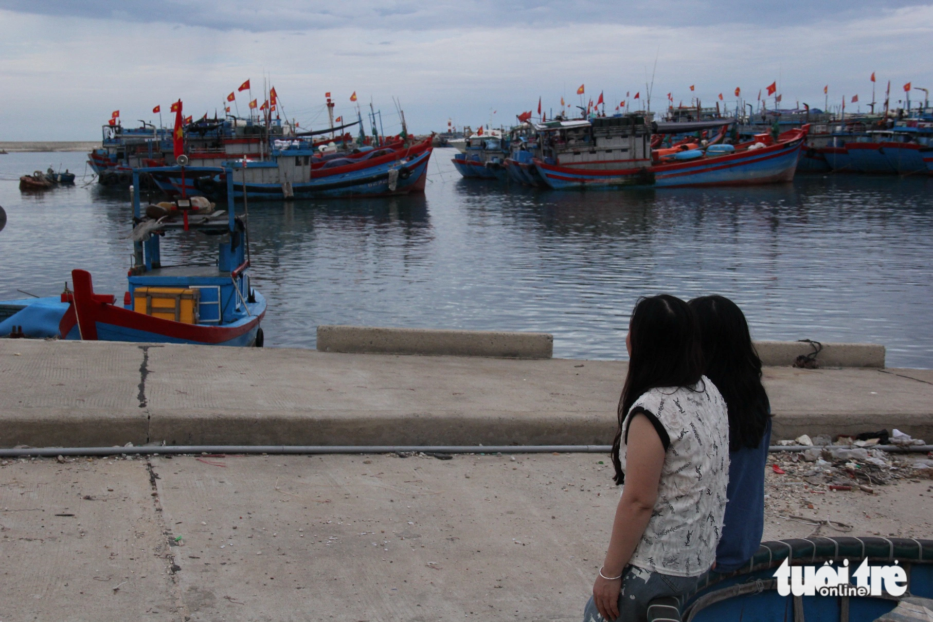 Father lives in Hoang Sa, strong daughter leads - photo 2. In the afternoon, mother and daughter often accompany each other to the anchorage pool of the Li Son boats, still gazing out to sea, waiting for the emptiness - Photo: TRAN MAI